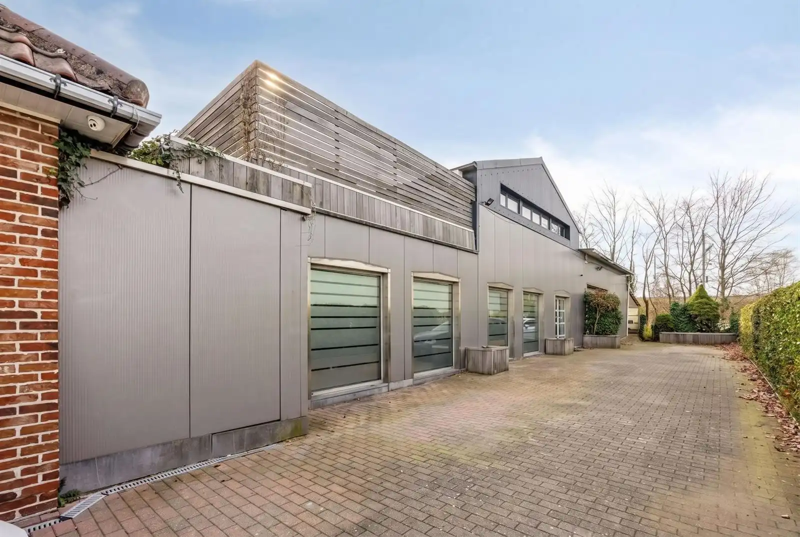 Loods met woning en loft te koop foto {{pictureIndex}}