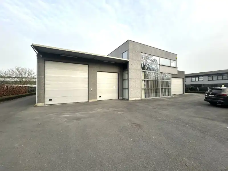 Instapklare KMO-unit met magazijn, kantoor & parking foto {{pictureIndex}}