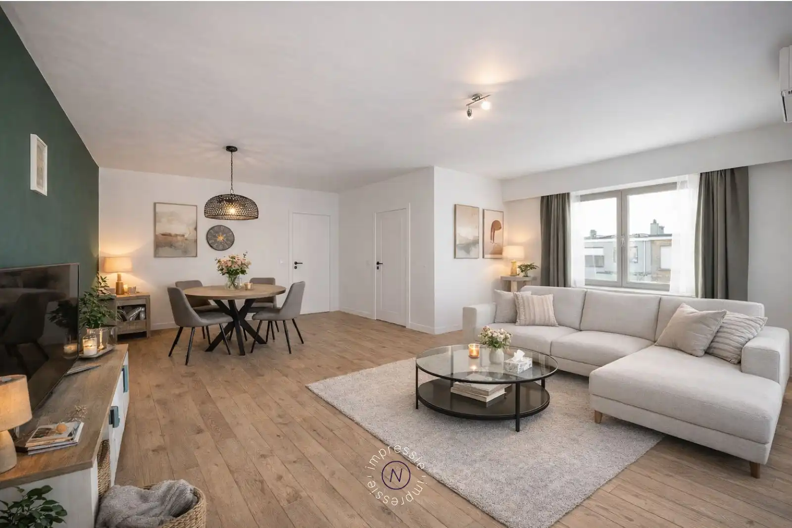 Ruim en licht 2-slaapkamerappartement met garage in Hoevenen! foto 2