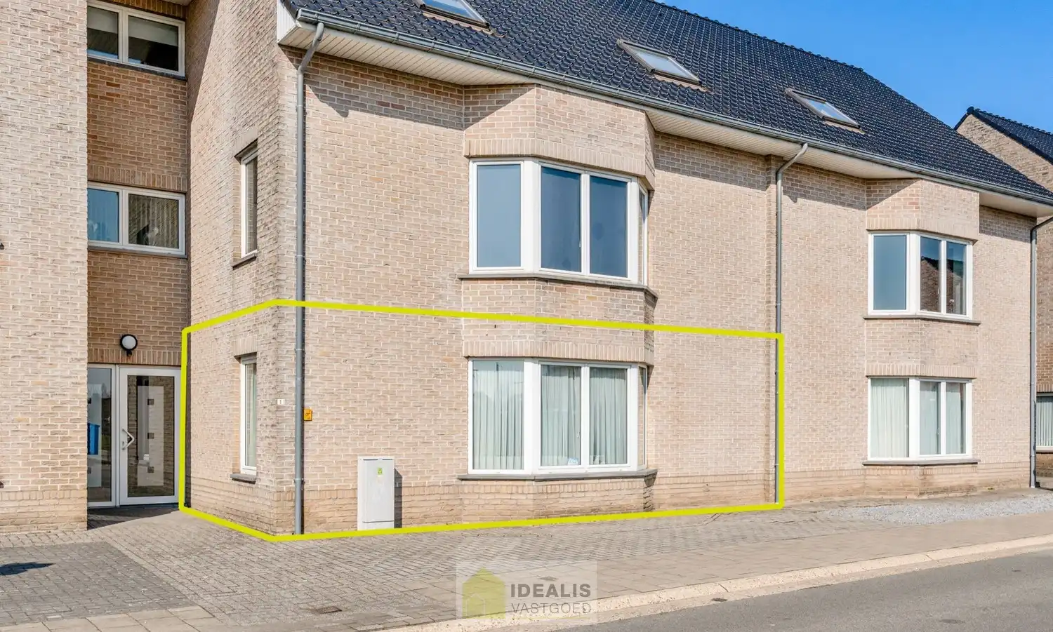IDEALIS VASTGOED – INSTAPKLAAR GELIJKVLOERS APPARTEMENT MET LICHTRIJKE LEEFRUIMTE,  RUIME OPEN KEUKEN, BADKAMER, SLAAPKAMER EN AUTOSTAANPLAATS OP EEN GUNSTIGE LOCATIE NABIJ HET CENTRUM VAN PELT! foto {{pictureIndex}}
