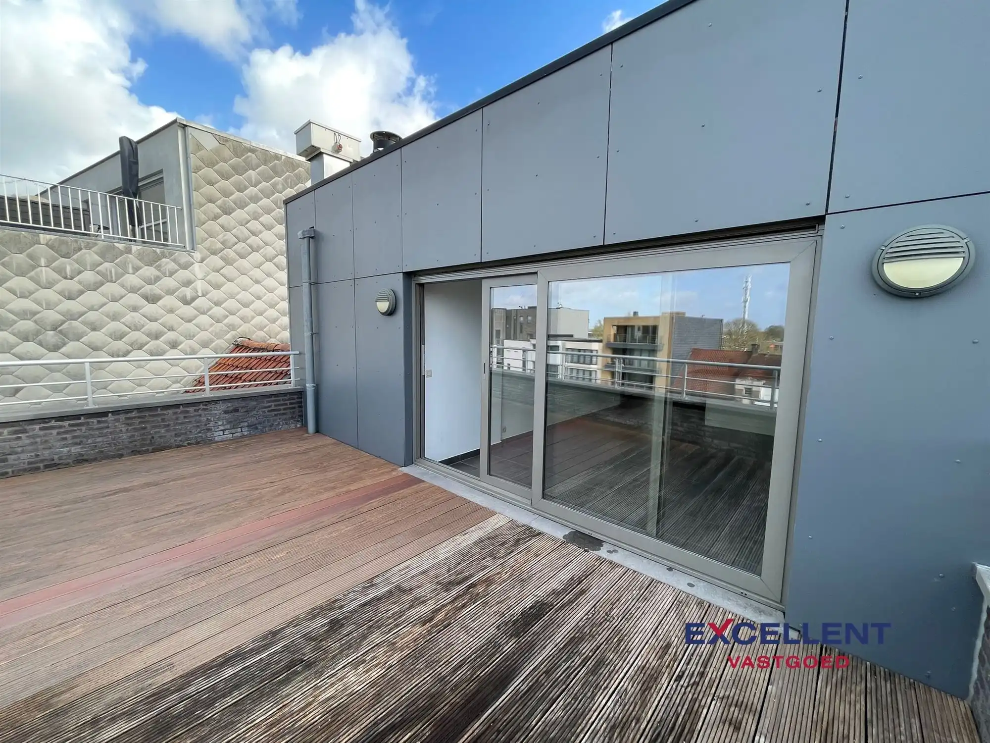 Lichtrijk dakappartement met ruim terras te huur op de Markt! foto 8