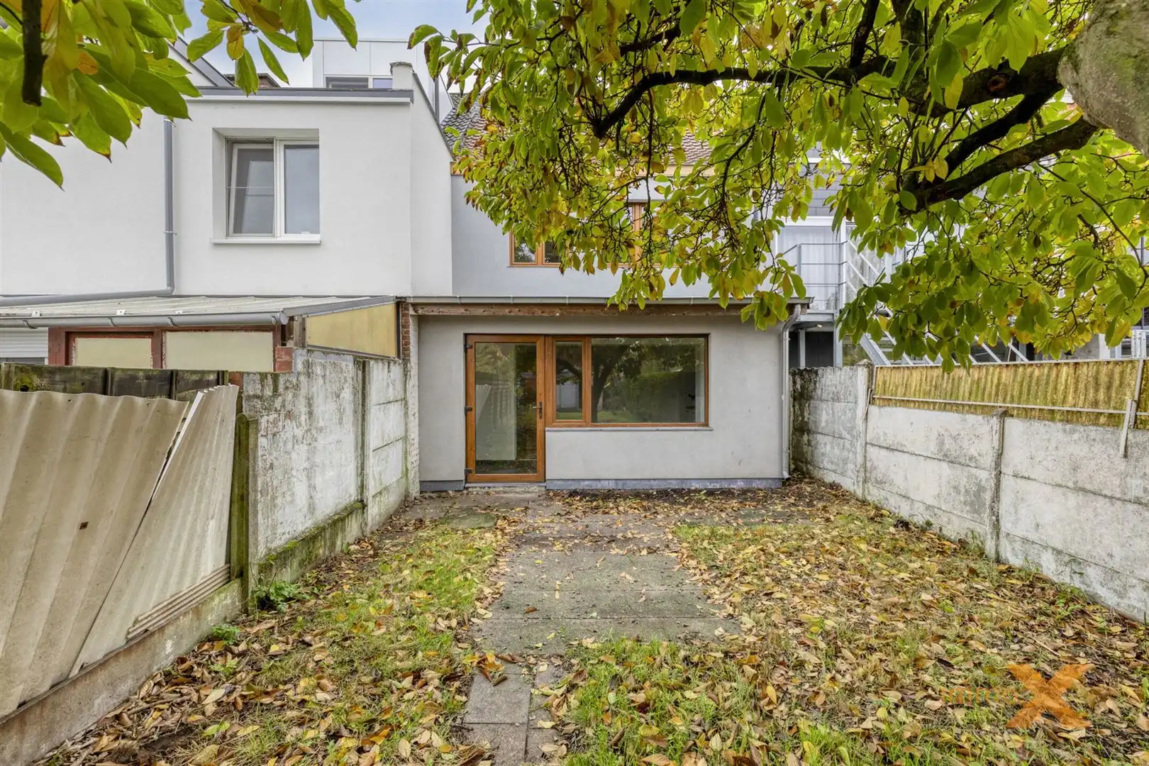 LICHTRIJKE WONING MET OPRIT EN RUIME TUIN foto 2