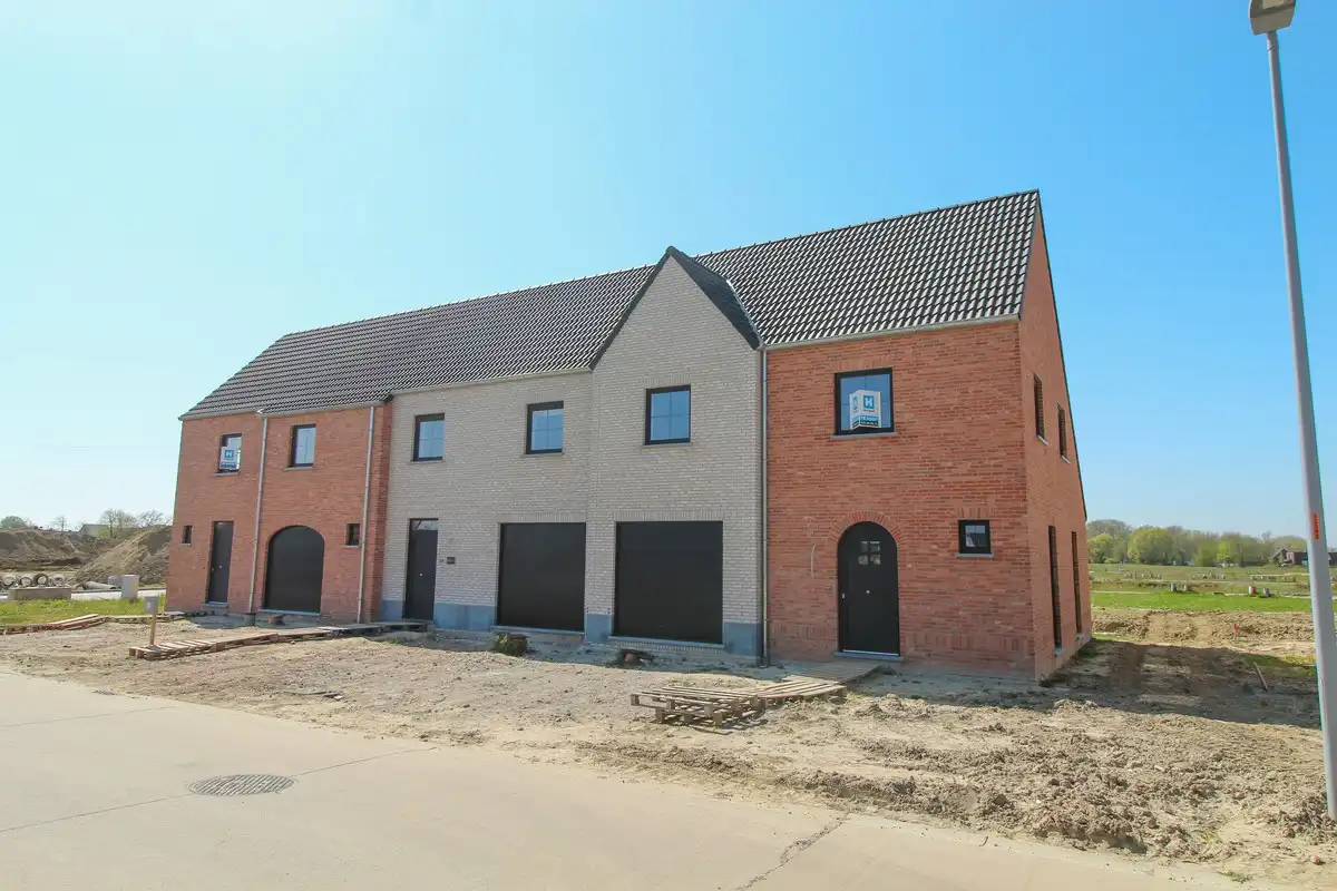 Halfopen nieuwbouwwoning met garage Roeselare foto {{pictureIndex}}