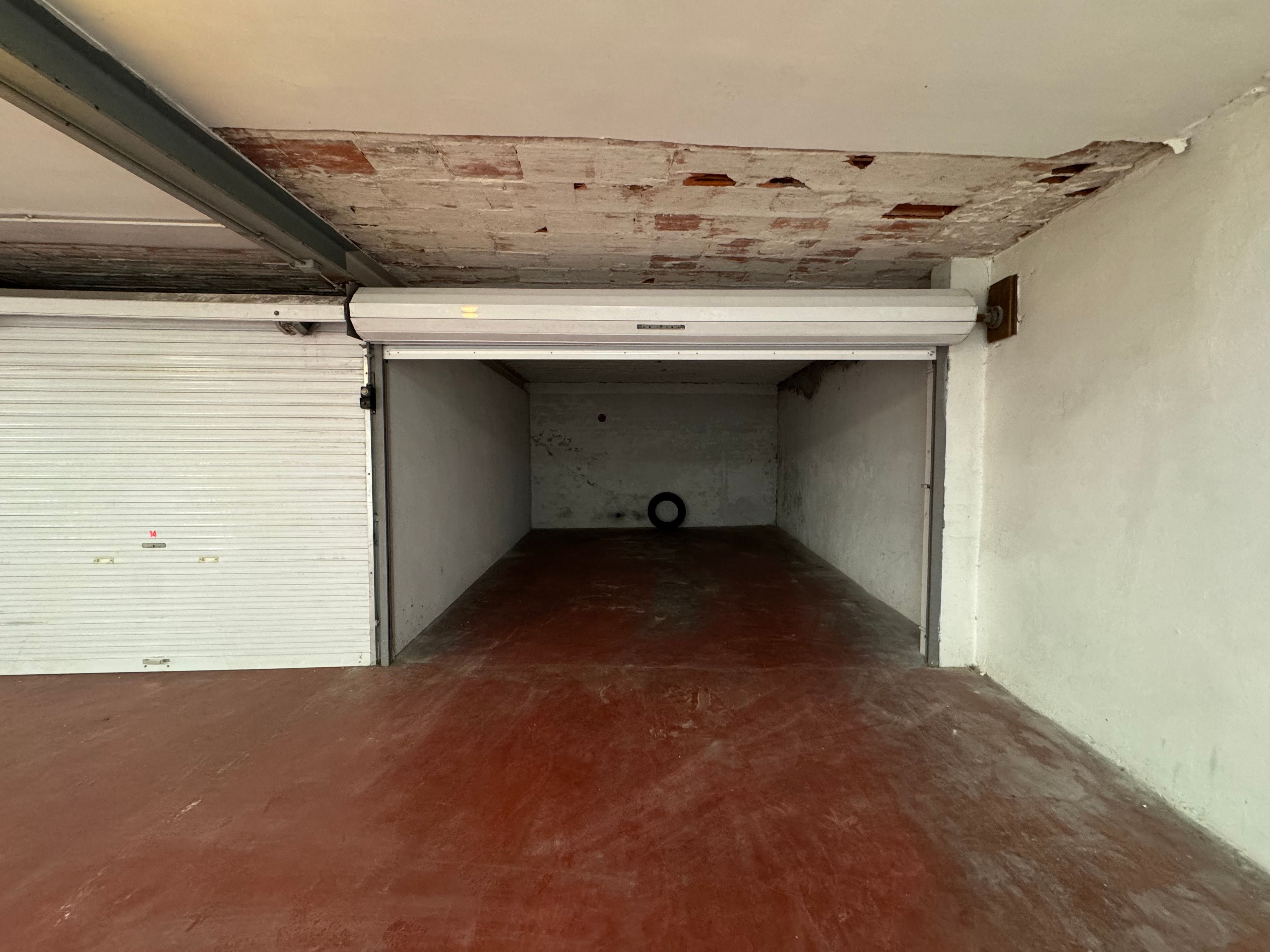 Ruime garagebox 21m² nabij centrum en kust foto {{pictureIndex}}