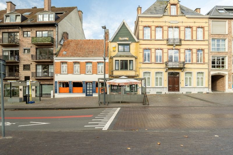 Commercieel handelspand met bovenliggende woonst op de Markt van Ingelmunster foto {{pictureIndex}}