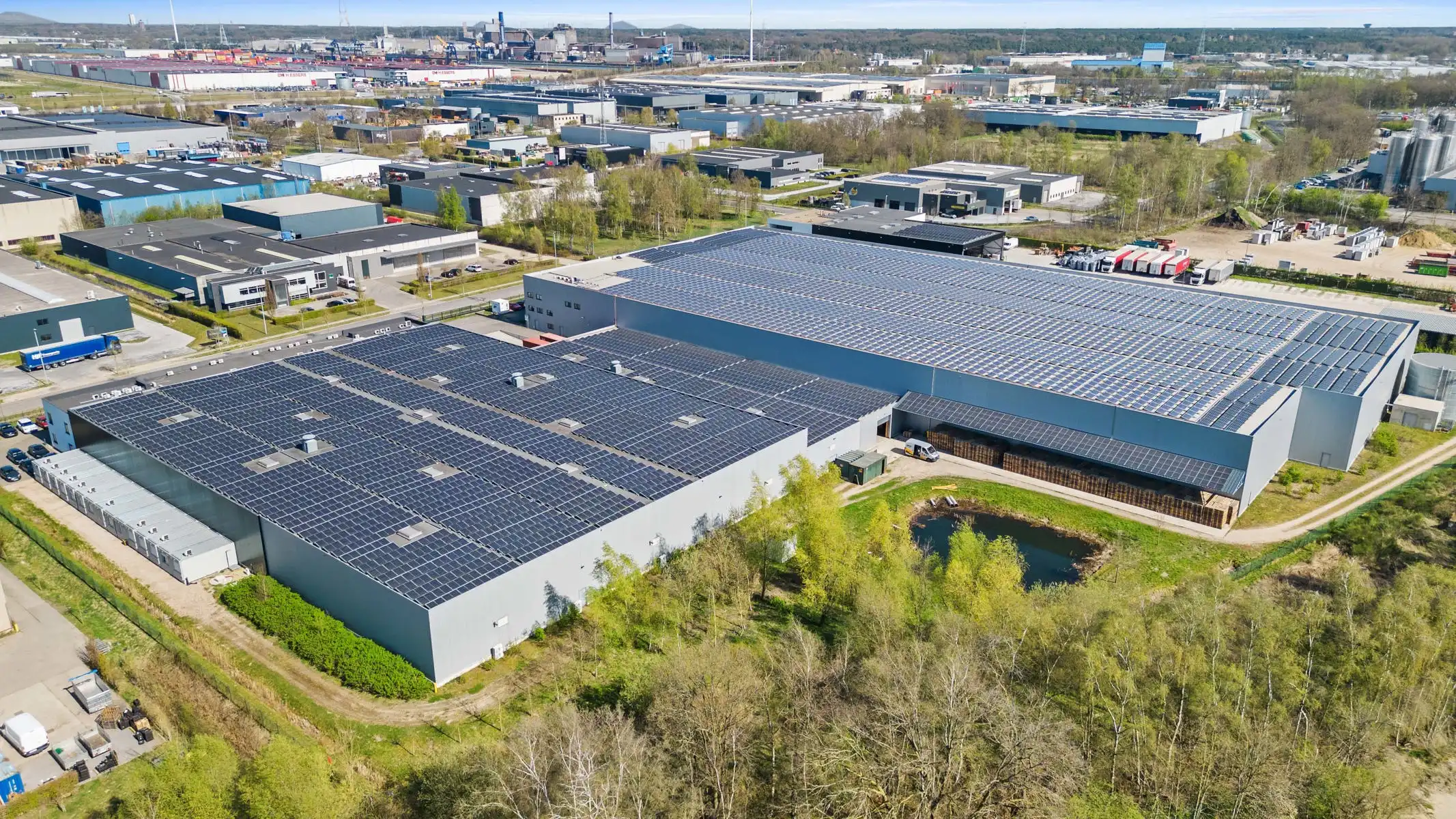 Volledig uitgerust distributiecentrum in nieuwbouwstaat foto 5