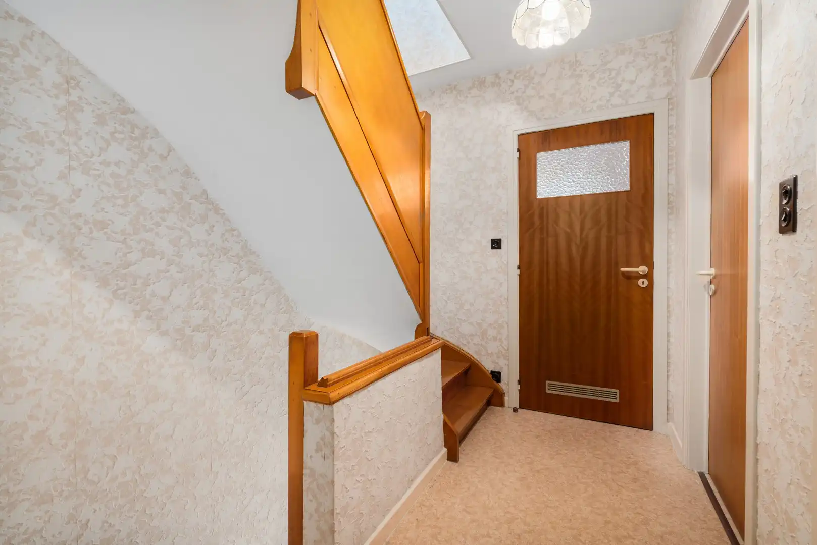 Zeer ruime kloeke woning met grote tuin! foto 17