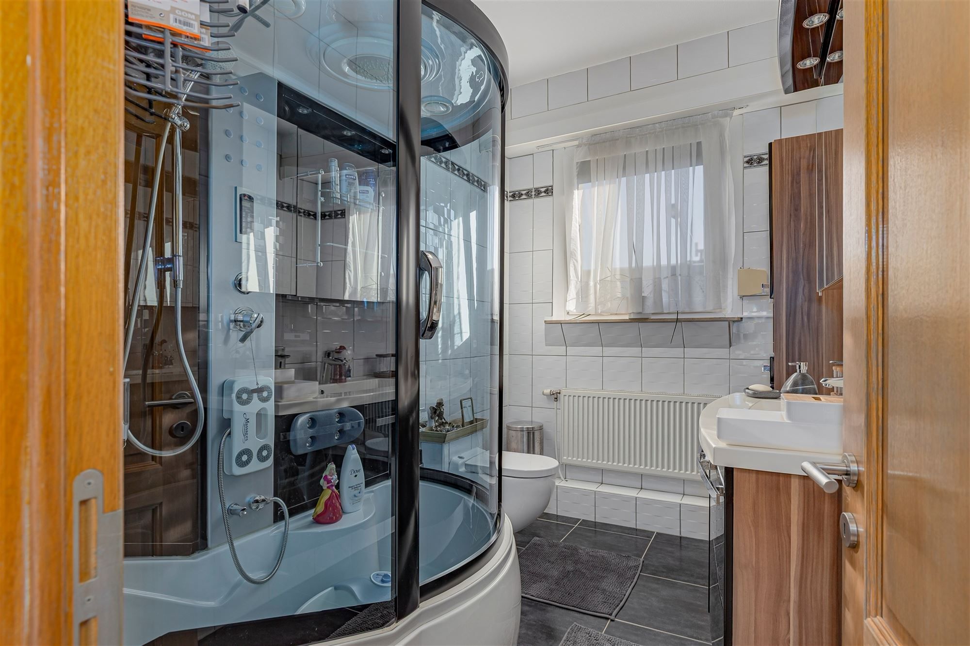 Mooi ingerichte woning met 4 slk, 2 badk en ruime stadstuin in Merksem foto 19