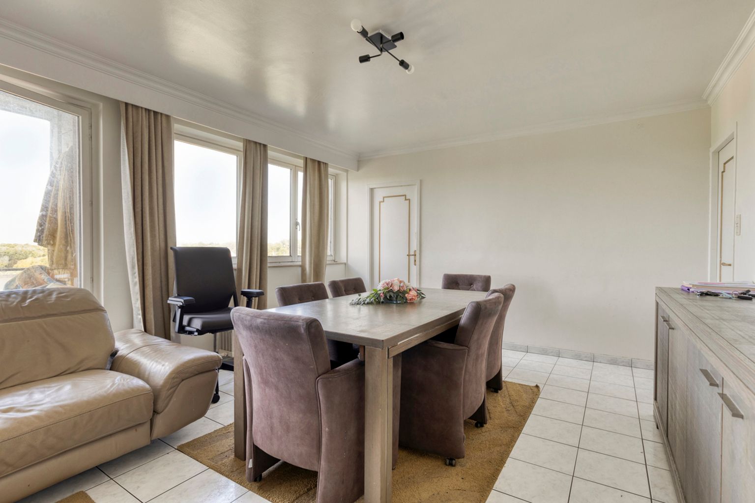 Instapklaar 3-slaapkamer appartement met subliem uitzicht foto 2