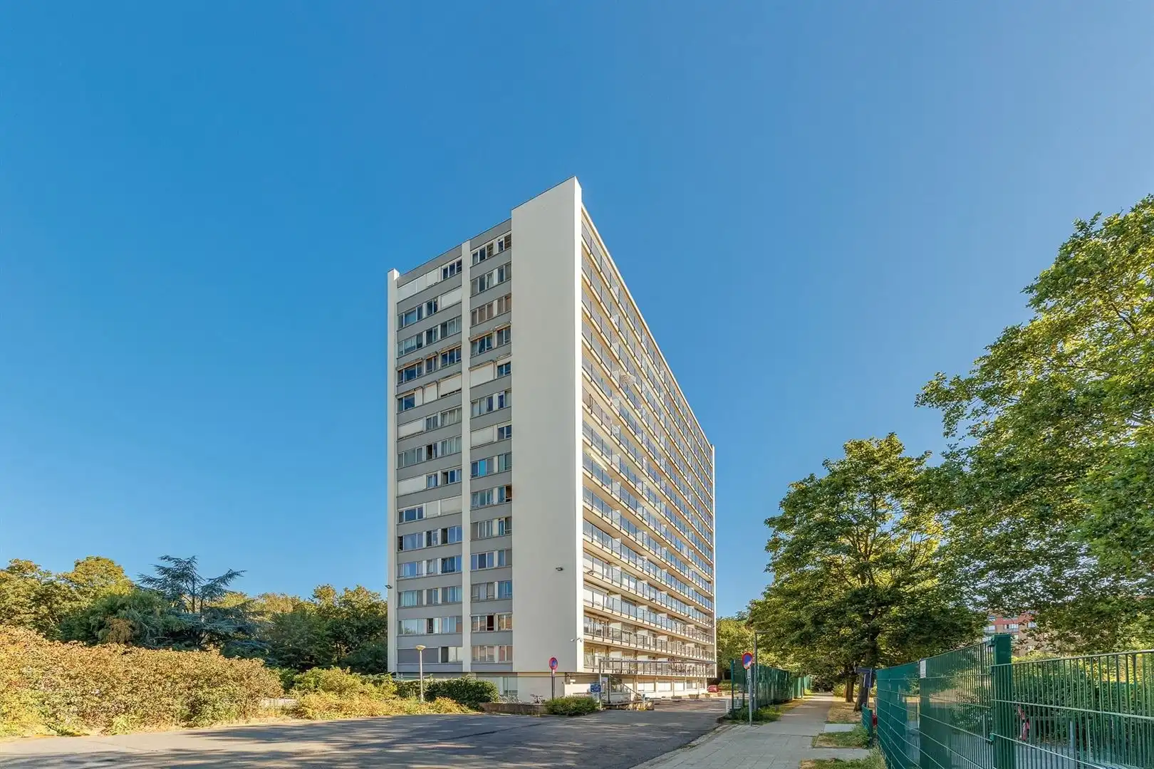 Lichtrijk appartement met panoramisch uitzicht, groot terras en parking foto 2
