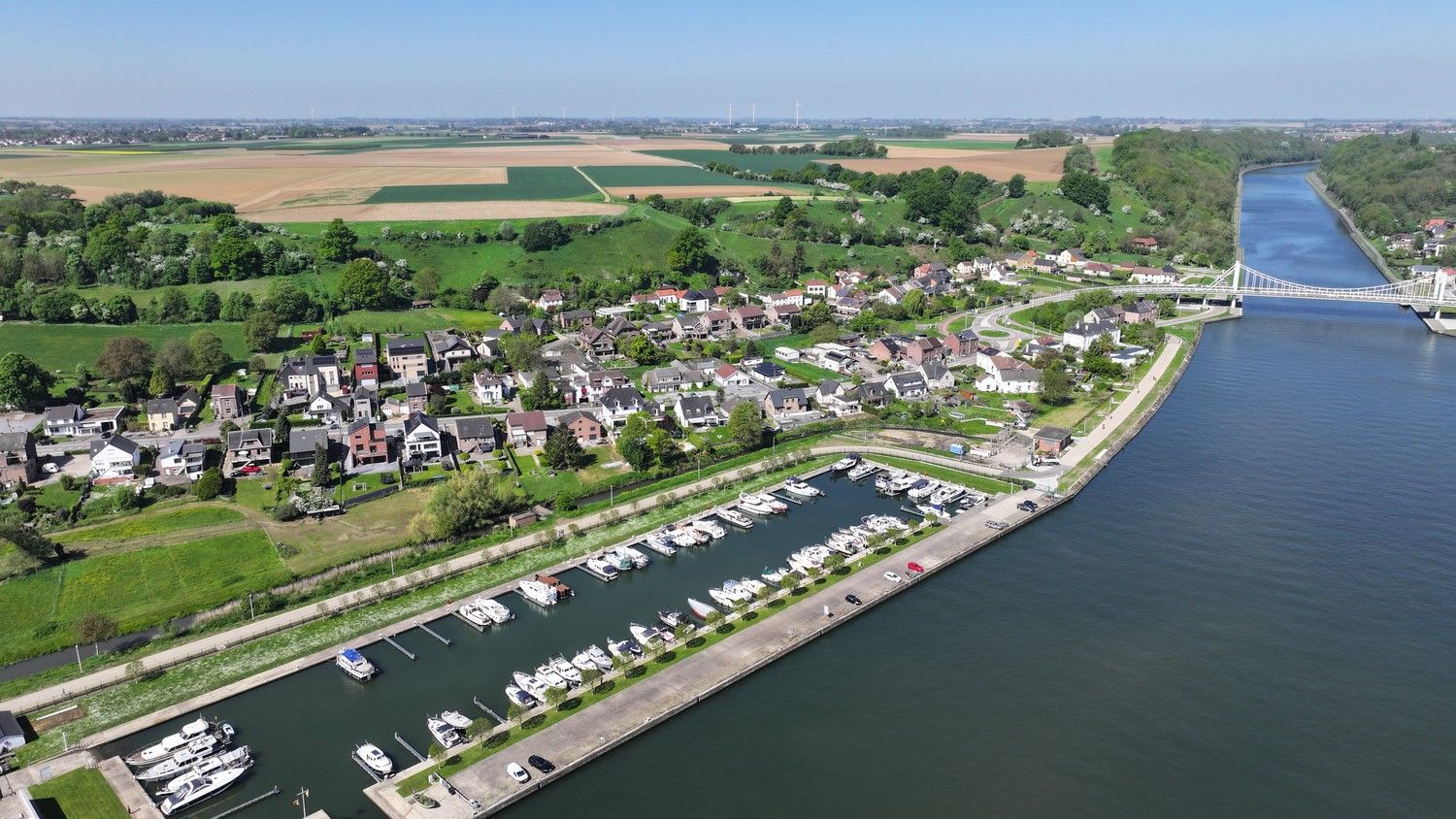 Charmante, instapklare bungalow met 3 slaapkamers en inpandige garage, schitterend gelegen tegen de bergrug van Kanne foto 2