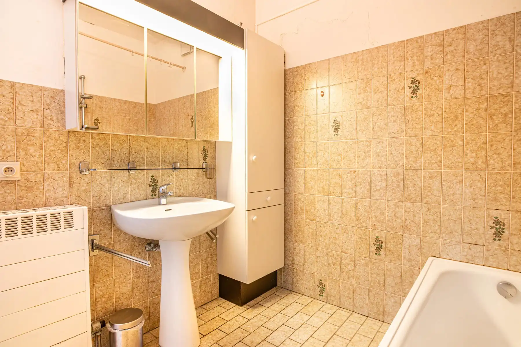 Ruim 2-slaapkamer appartement met garage en potentieel foto 11