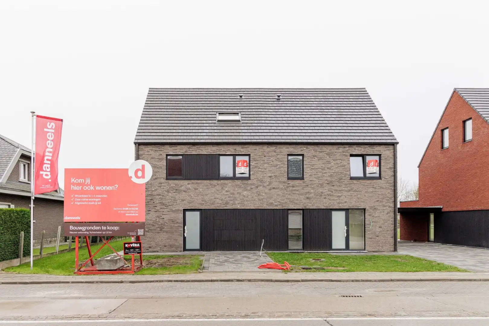 Energiezuinige halfopen bebouwing met ruime tuin foto {{pictureIndex}}