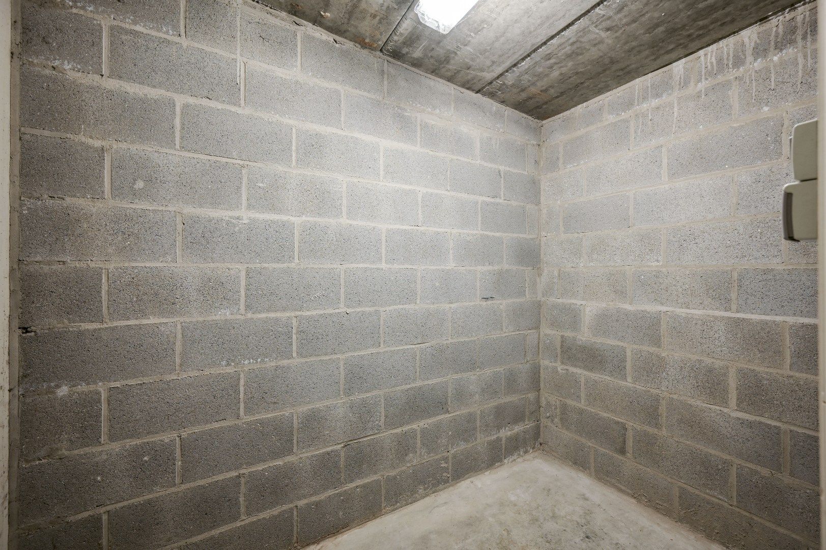 Recent app. met 2 slpks, terras en autostaanplaats foto 17