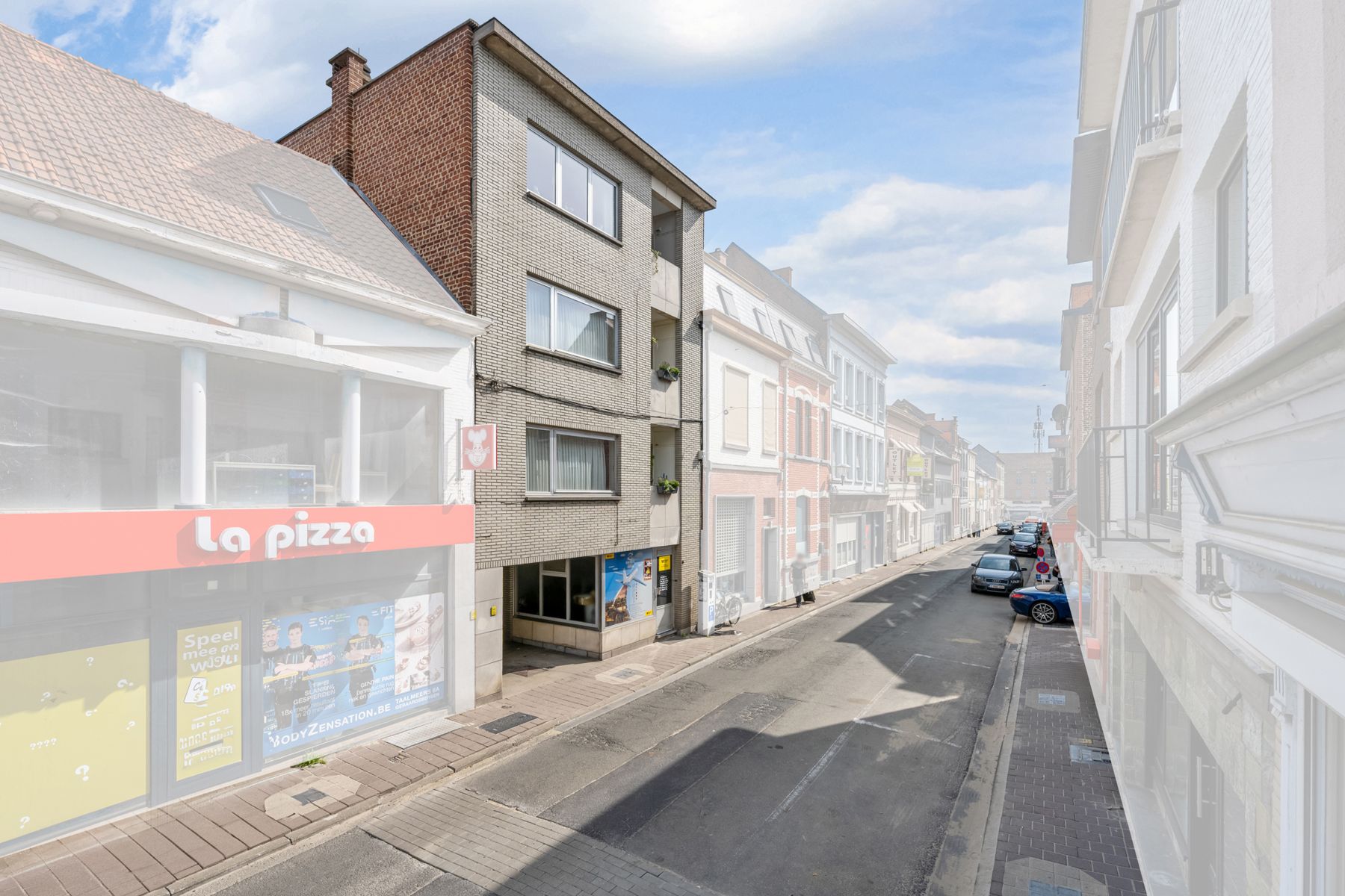 Opbrengsteigendom met 3 appartementen + handelsruimte foto {{pictureIndex}}