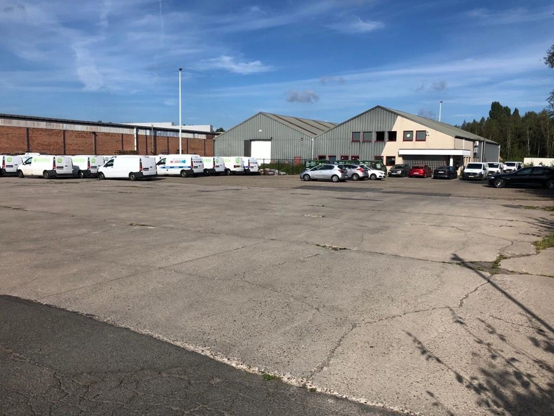 Magazijn 378 m² + kantoor 180m²  en terrein 510m² te huur foto 9