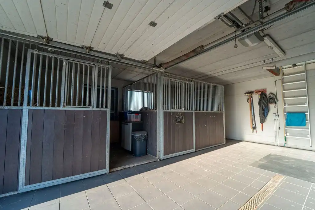 PRACHTIG GERENOVEERDE WONING MET 3 SLAAPKAMERS, 2 BADKAMERS, INPANDIGE GARAGE EN PAARDENSTALLINGEN MET ENERGIEZUINIG EPC TE WIJER (NIEUWERKERKEN)  foto 31