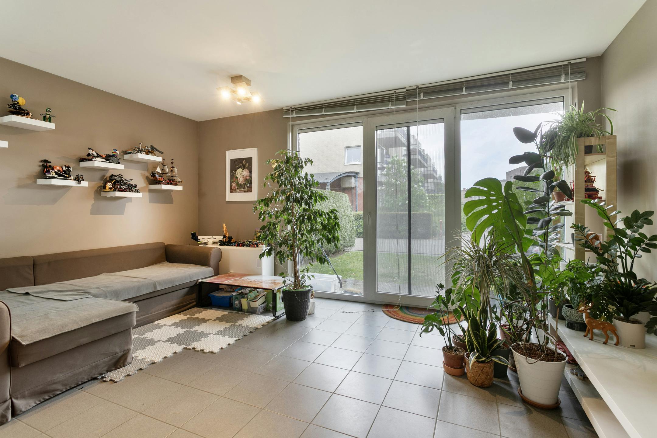 Gelijkvloers appartement met tuin en 2 slaapkamers te koop foto {{pictureIndex}}