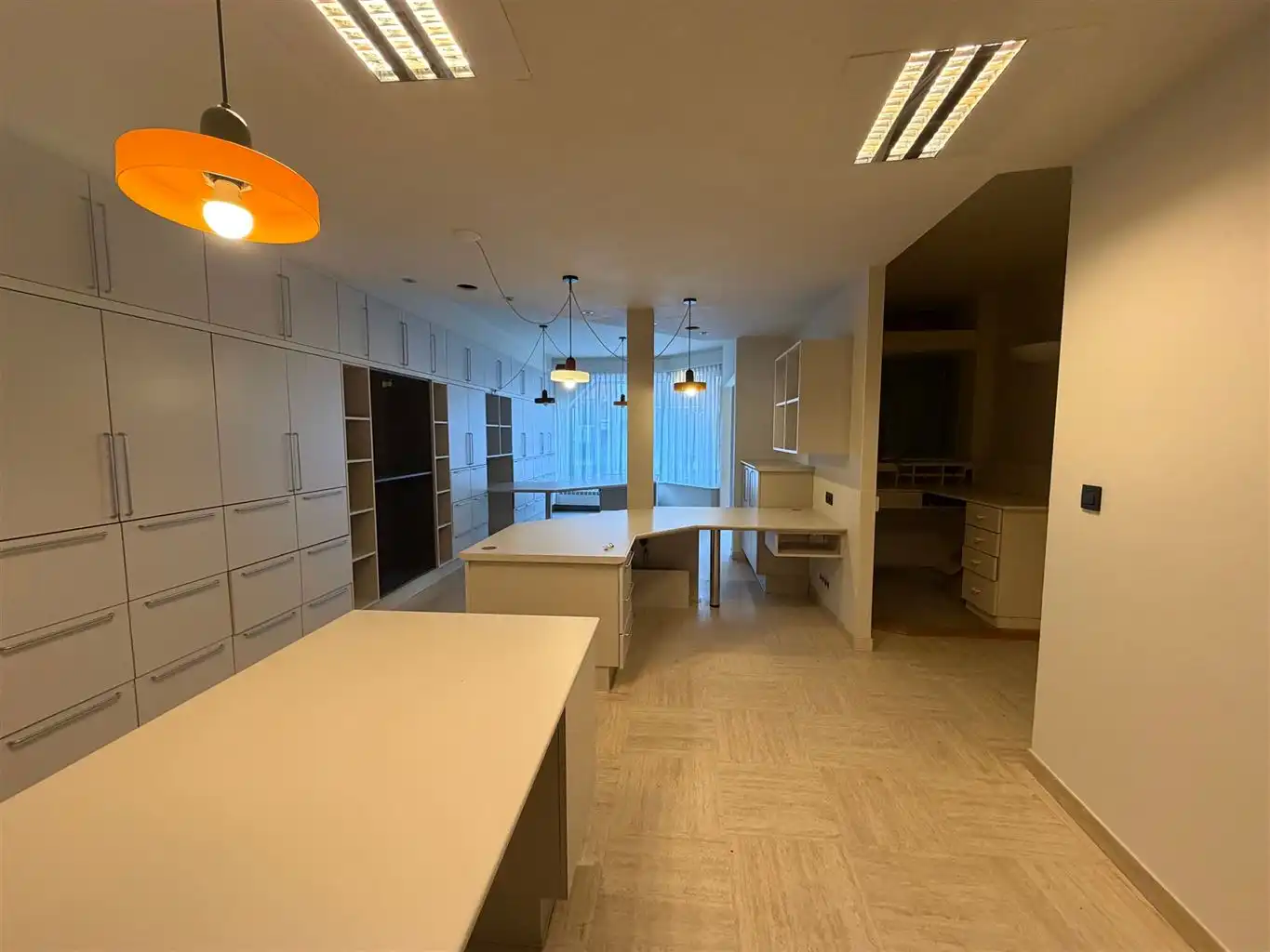 Instapklare kantoorruimte of praktijkruimte. Reeds voorzien van burelen en verlichtingsarmaturen vlakbij de Markt en de Hepperpoort. foto {{pictureIndex}}