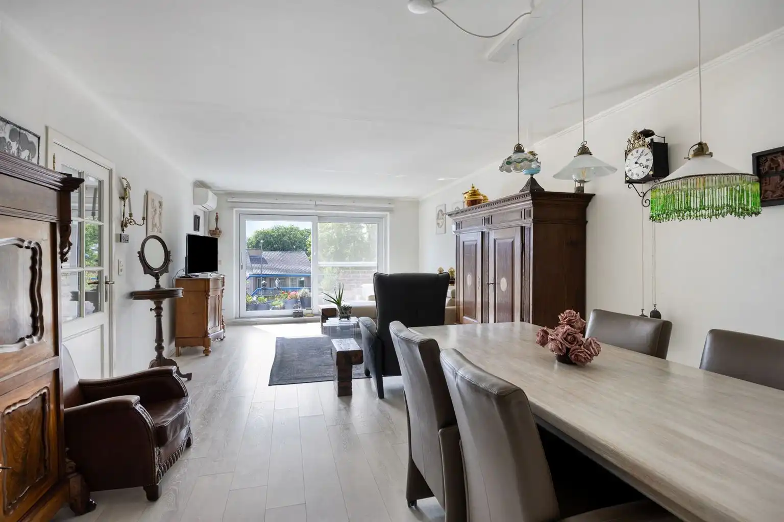 Ruim, gerenoveerd 2-slaapkamer appartement met terras, garagebox en aparte berging, gelegen vlak bij het centrum van Maaseik. foto 3