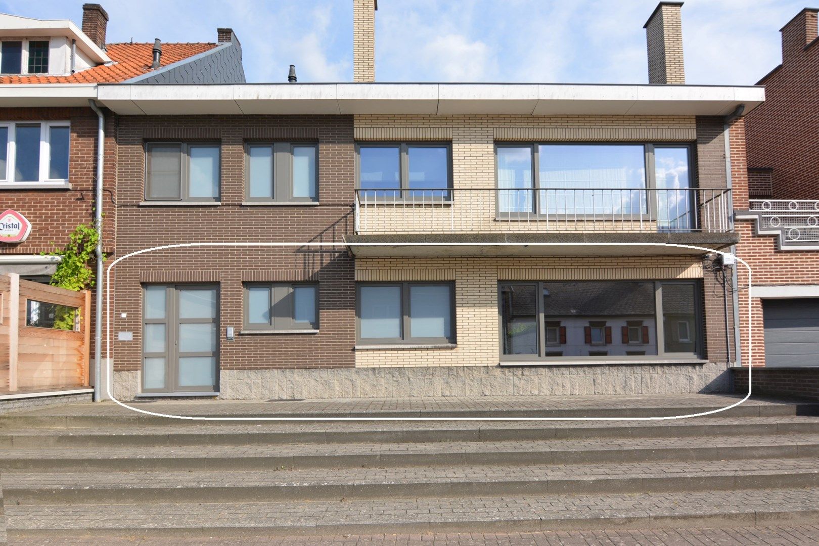 Gelijkvloers appartement met 2 slpk, terras en garage. foto {{pictureIndex}}