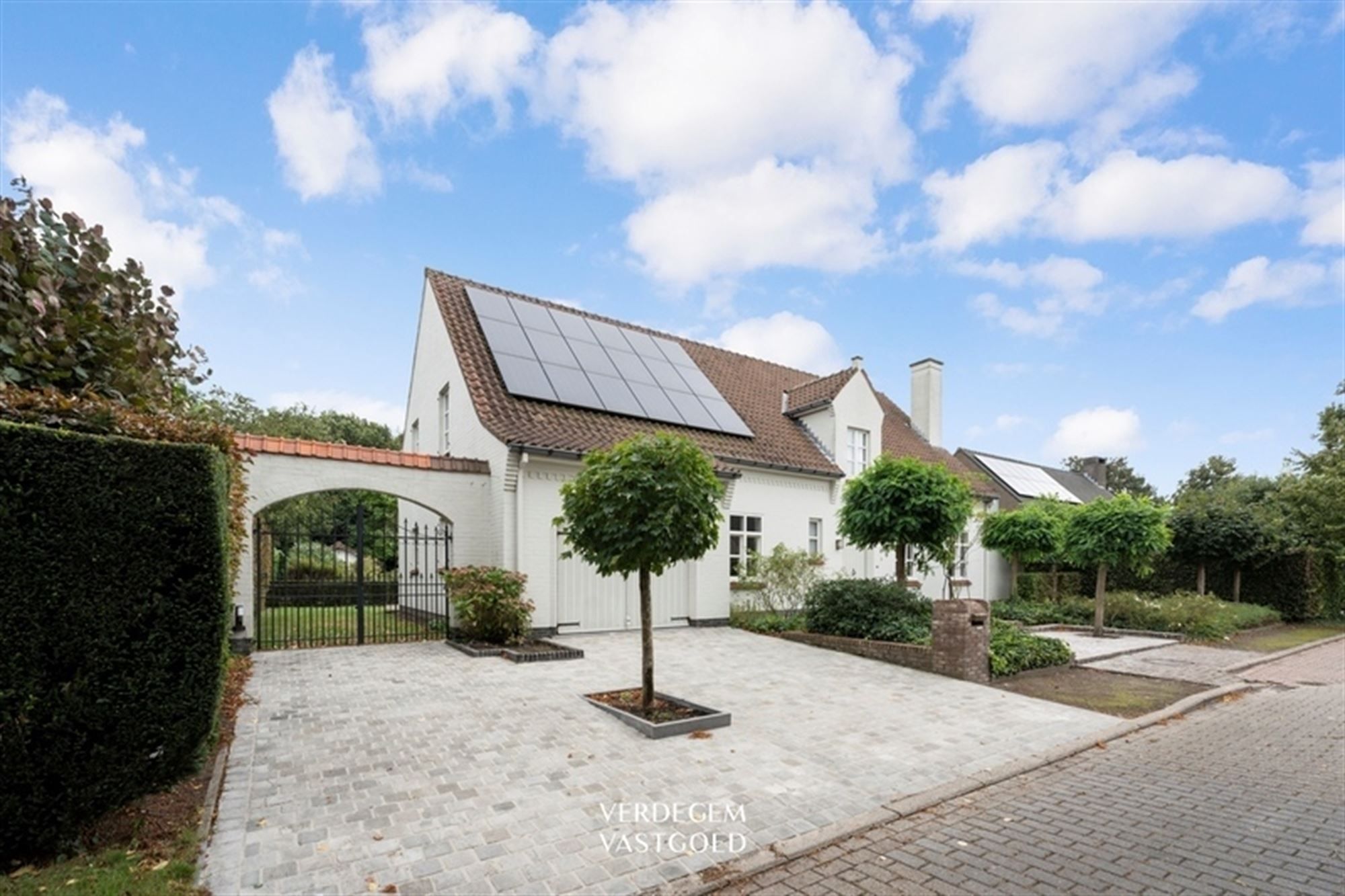 Heerlijk wonen in sfeervolle villa met 6 slaapkamers en mooie tuin foto 2