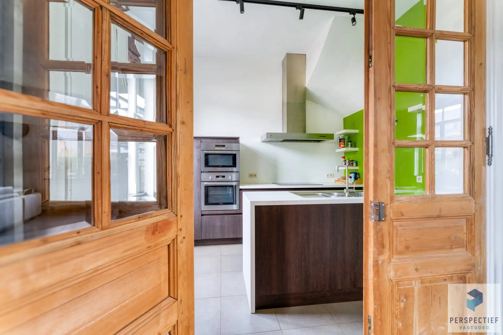 Ruime gerenoveerde woning met tuin & 2 privatieve autostaanplaatsen foto 5