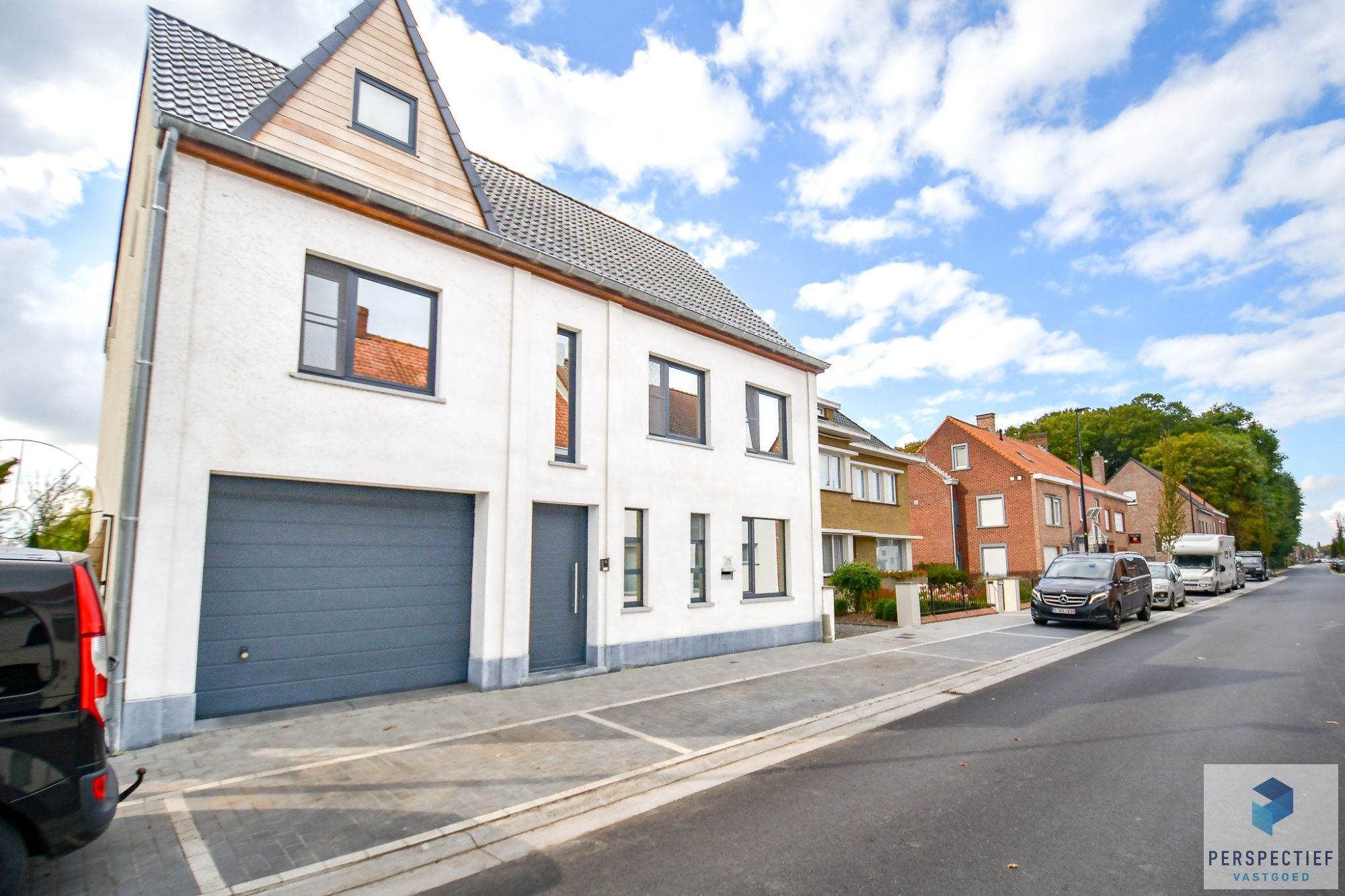 Ruime, instapklare woning met 4 slaapkamers, garage en magazijn op 970 m² foto {{pictureIndex}}