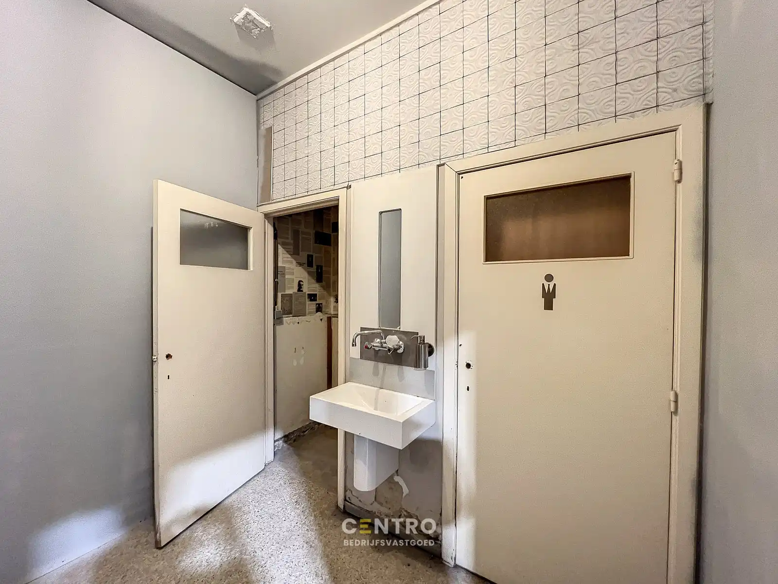 Goed gelegen OPSLAGPLAATS met BUREEL op bedrijfssite te Rumbeke. foto 8