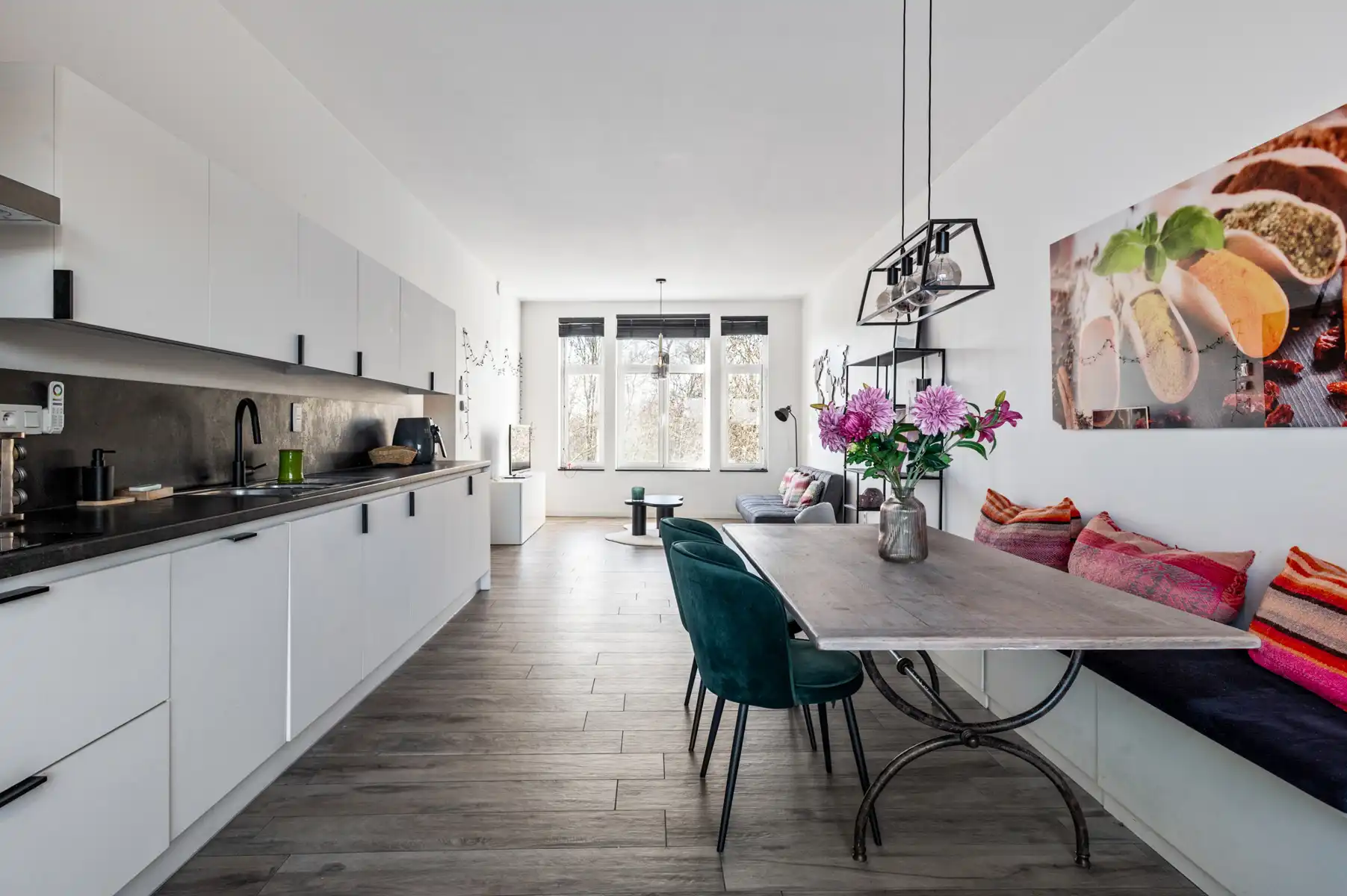 Lichtrijk appartement met terras in statig karakterpand foto 4