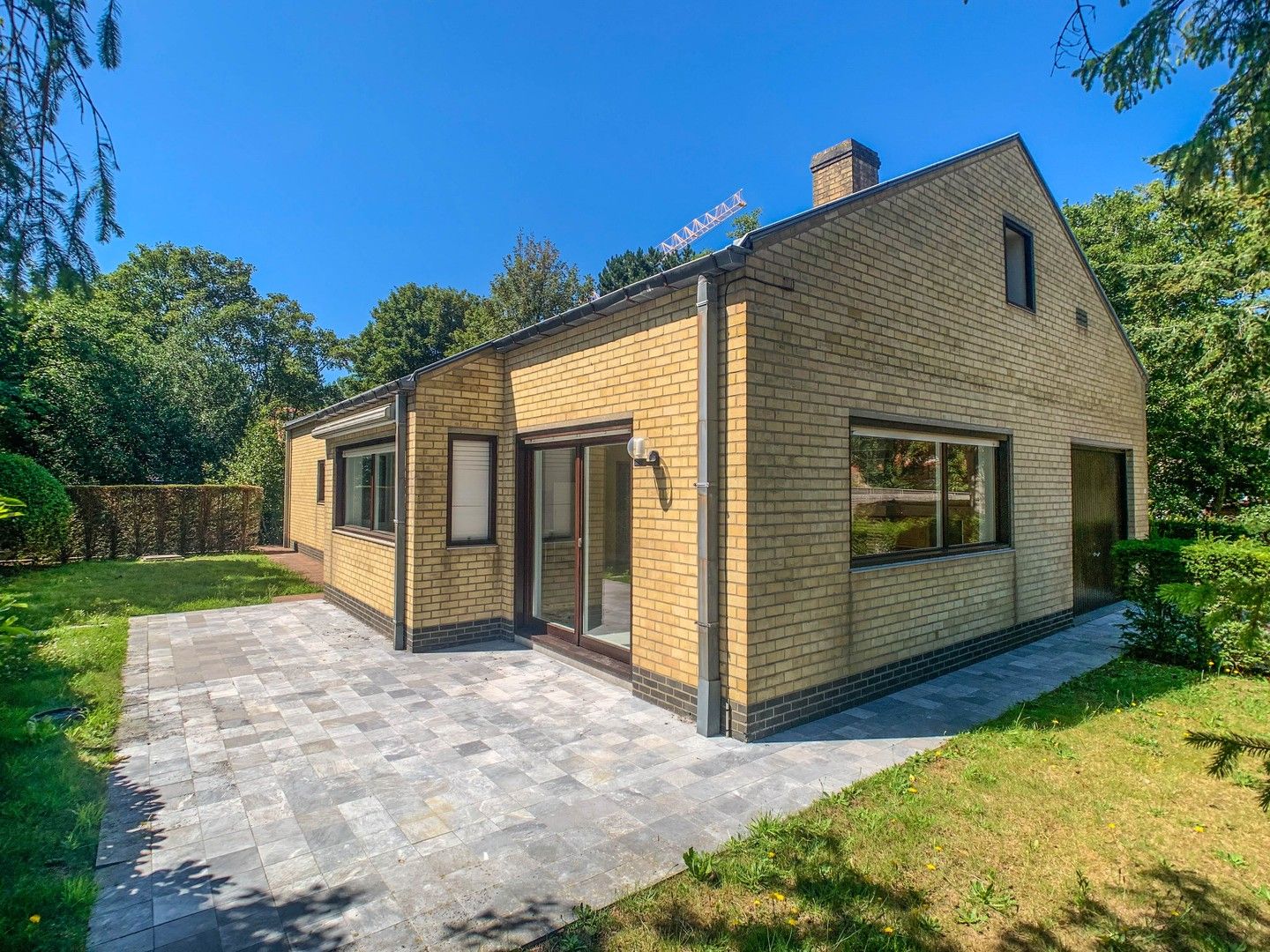 Welgelegen alleenstaande villa-bungalow met tuin. foto {{pictureIndex}}