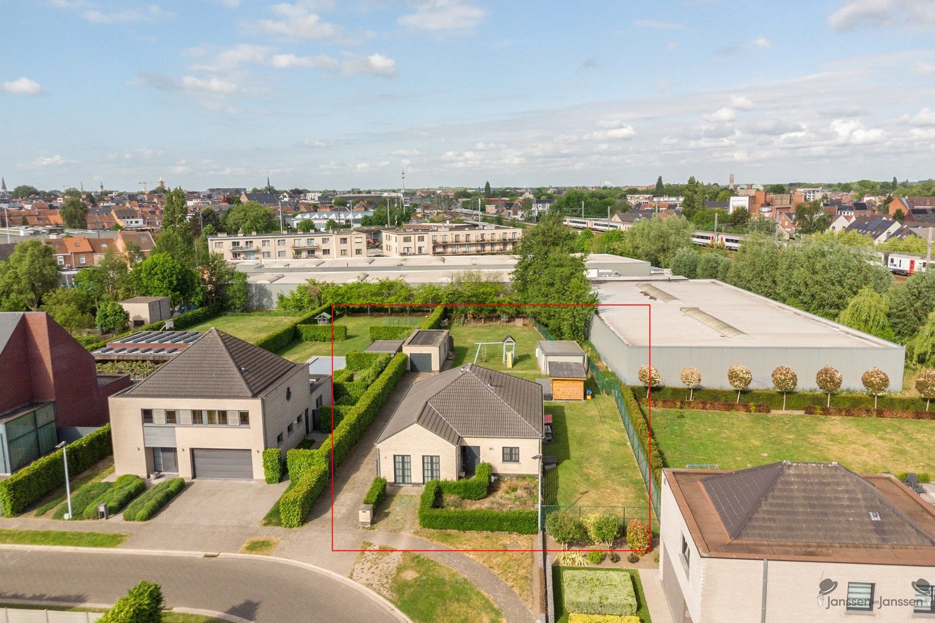 Verzorgde bungalow met grote tuin foto {{pictureIndex}}