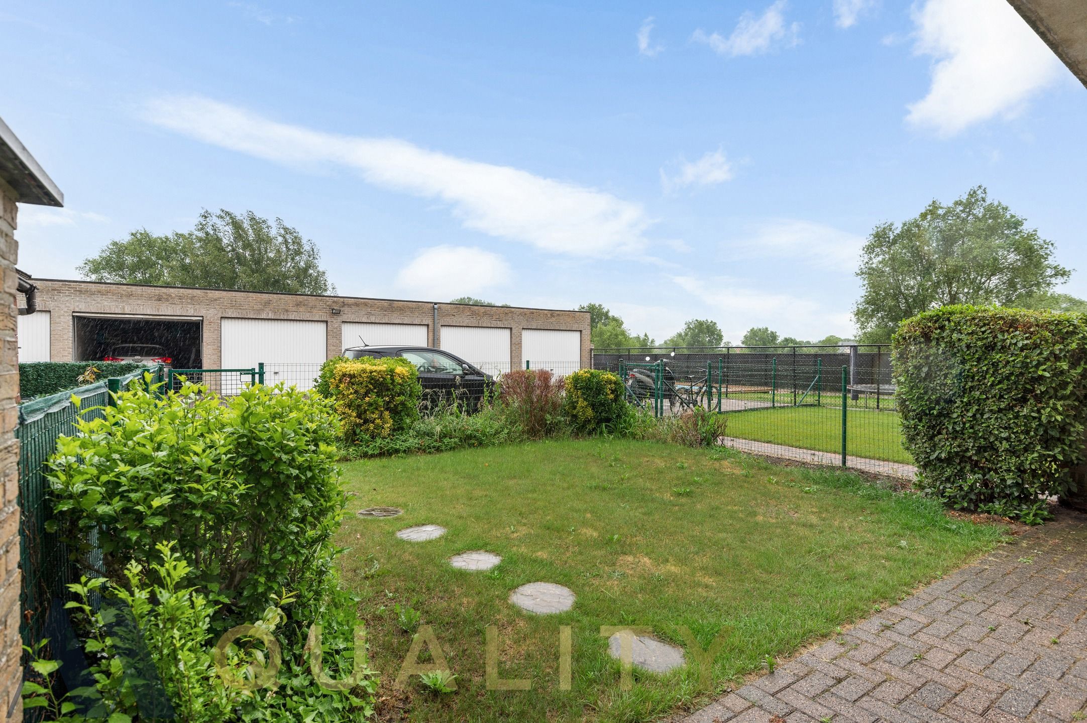 Gelijkvloers, gerenoveerd 2-slpk.-appt. met terras, tuin en gemetste garage op wandelafstand van het station foto 24