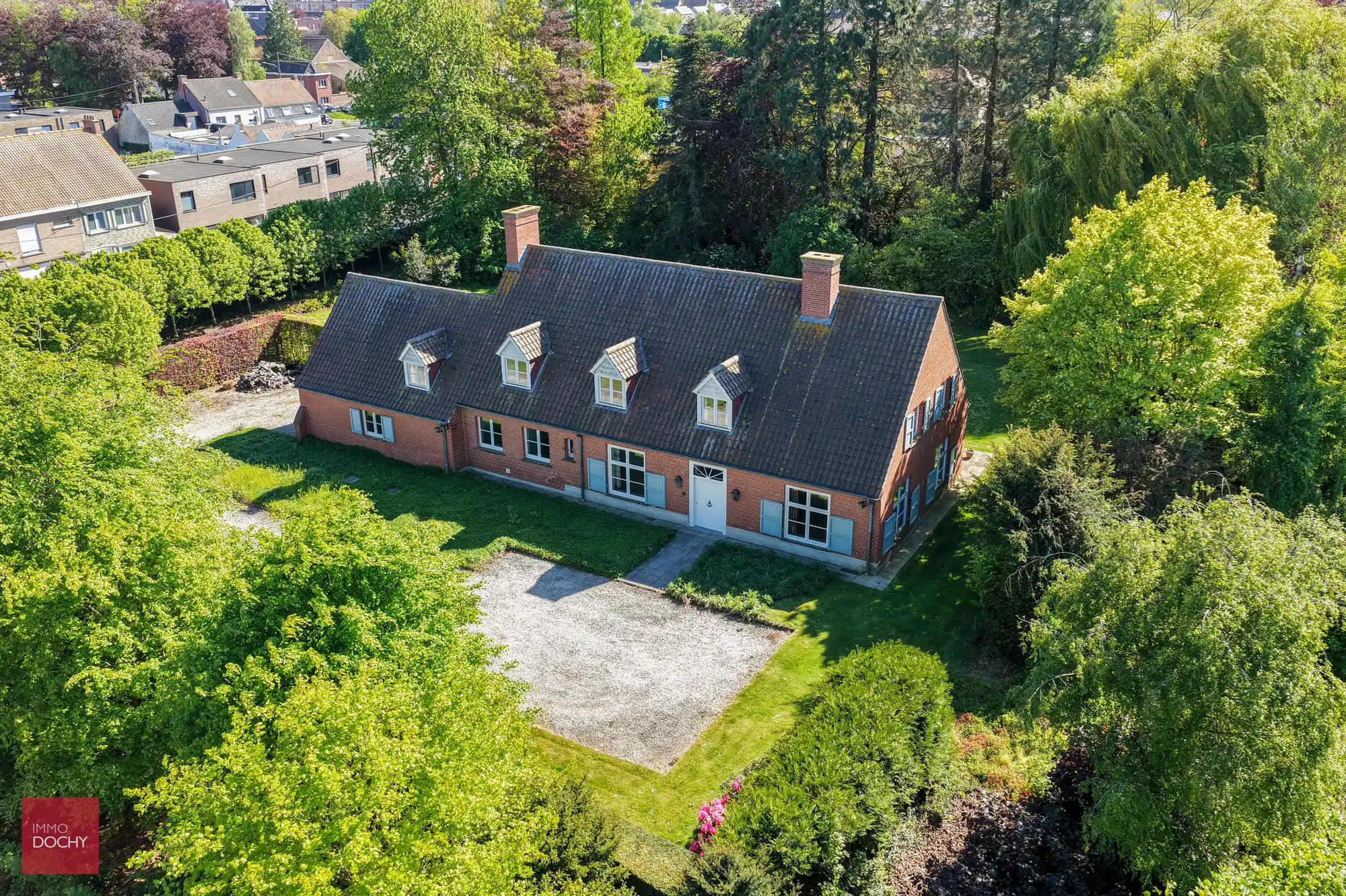 Ruime te renoveren villa op ca. 2.800m² foto 2