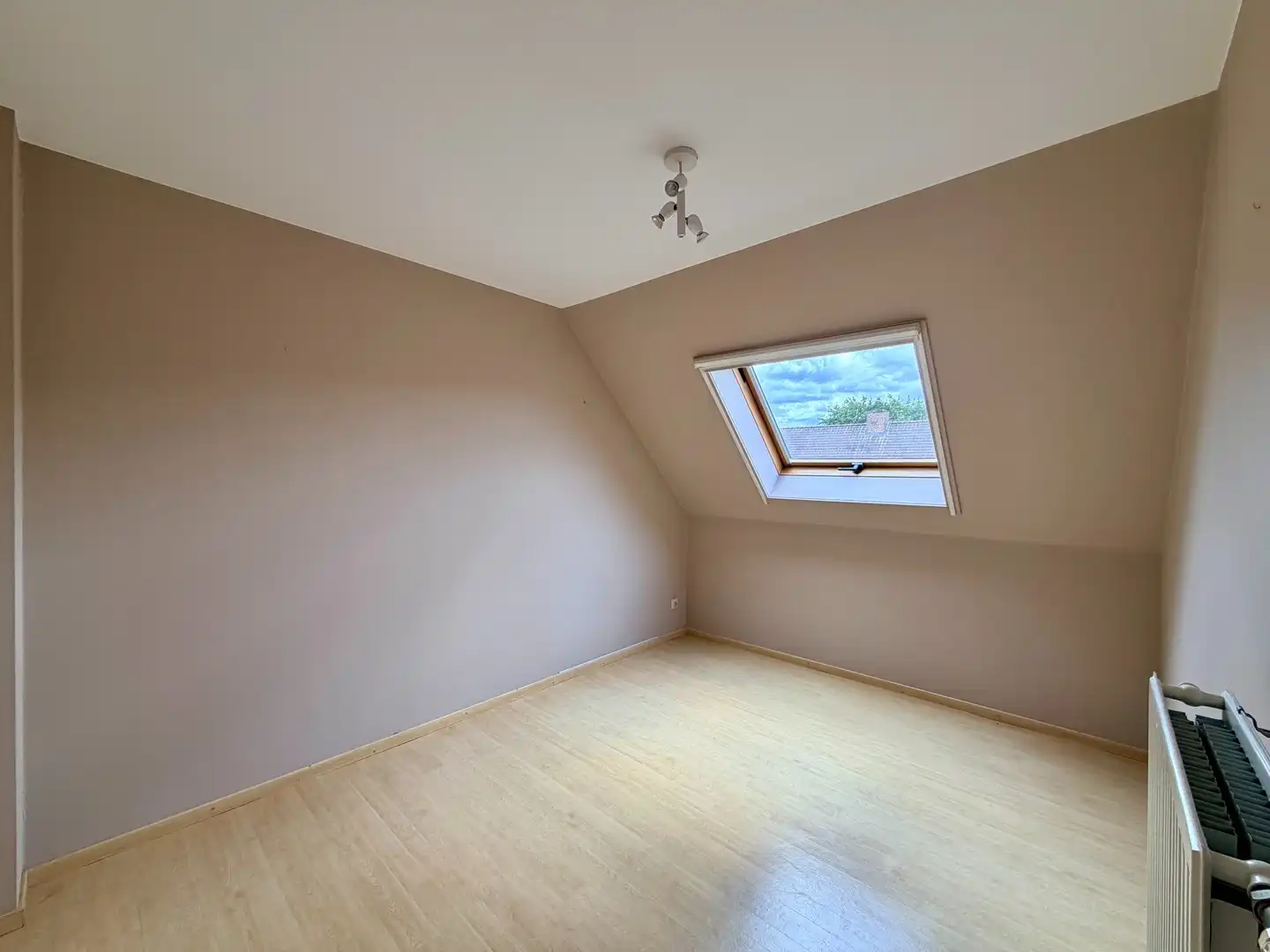 Instapklare woning met 3 slaapkamers, terras, tuin en garage te Brugge! foto 9