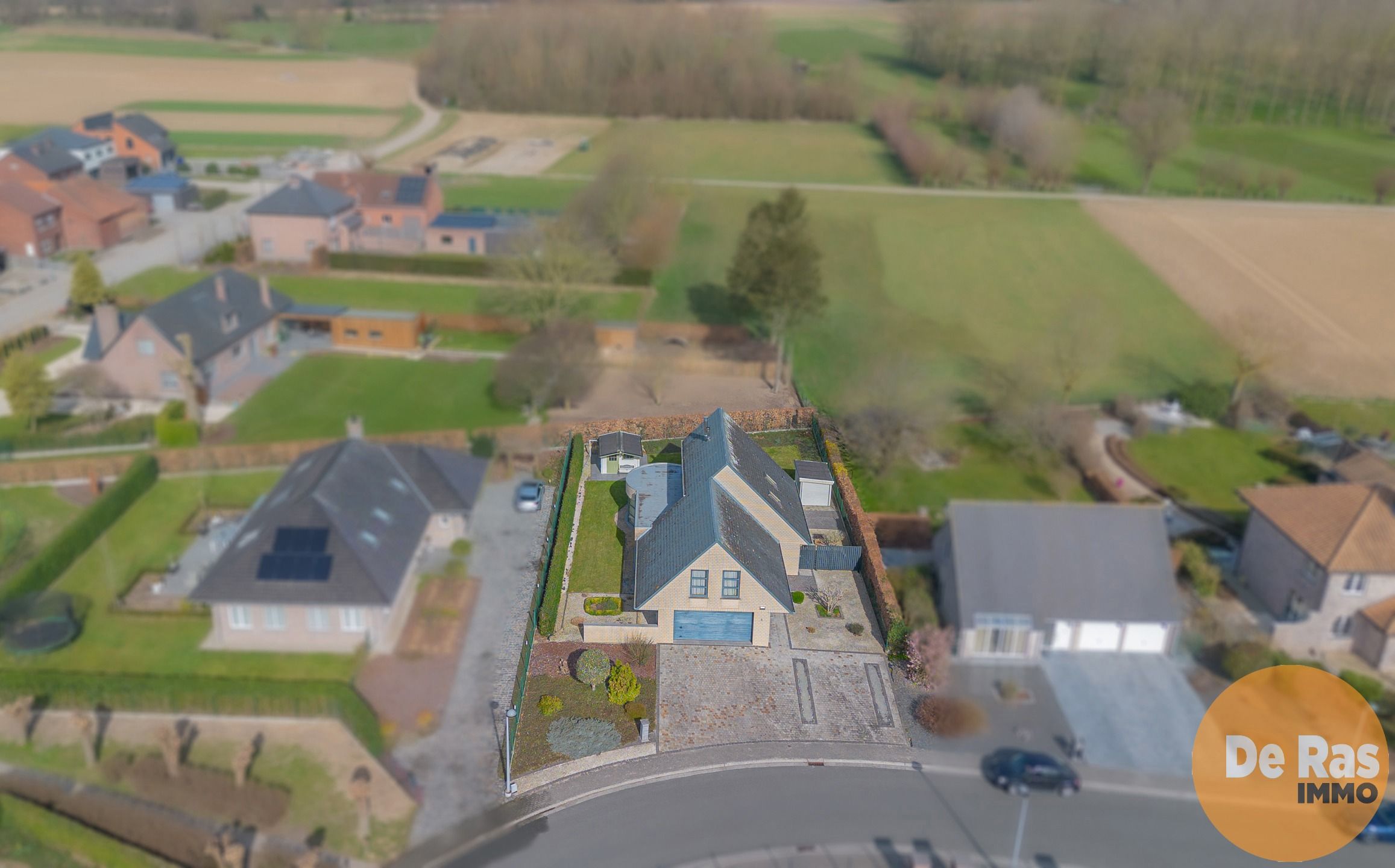 HILLEGEM - Villa in een rustige straat nabij invalswegen foto {{pictureIndex}}