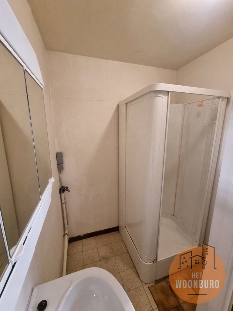 Handelsgelijkvloers  met polyvalente ruimte en bureel foto 8