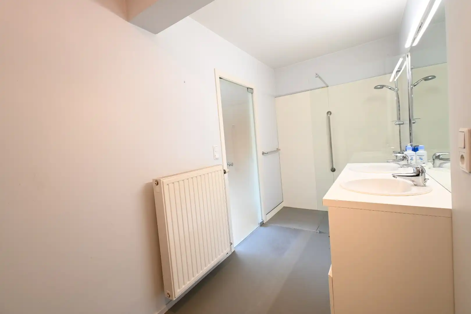 Degelijk 2-slaapkamer gelijkvloersappartement met autostandplaats + in hartje Bilzen foto 19