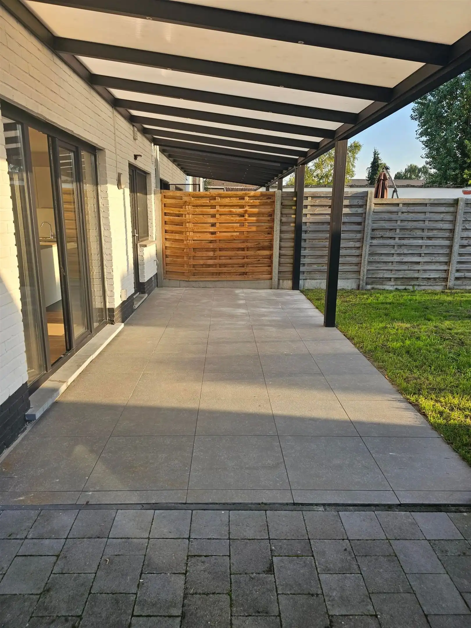 Gerenoveerde, rustig gelegen halfopen bebouwing met 3 slaapkamers en grote garage. foto 10