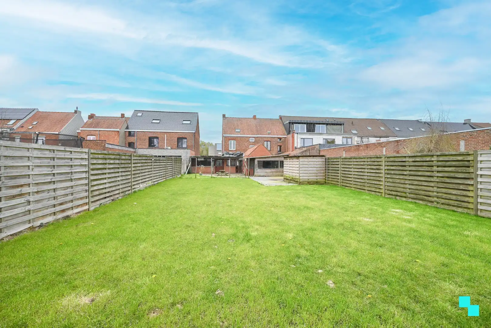 Woonst op riant perceel met ruime opslagruimte/garage foto 2