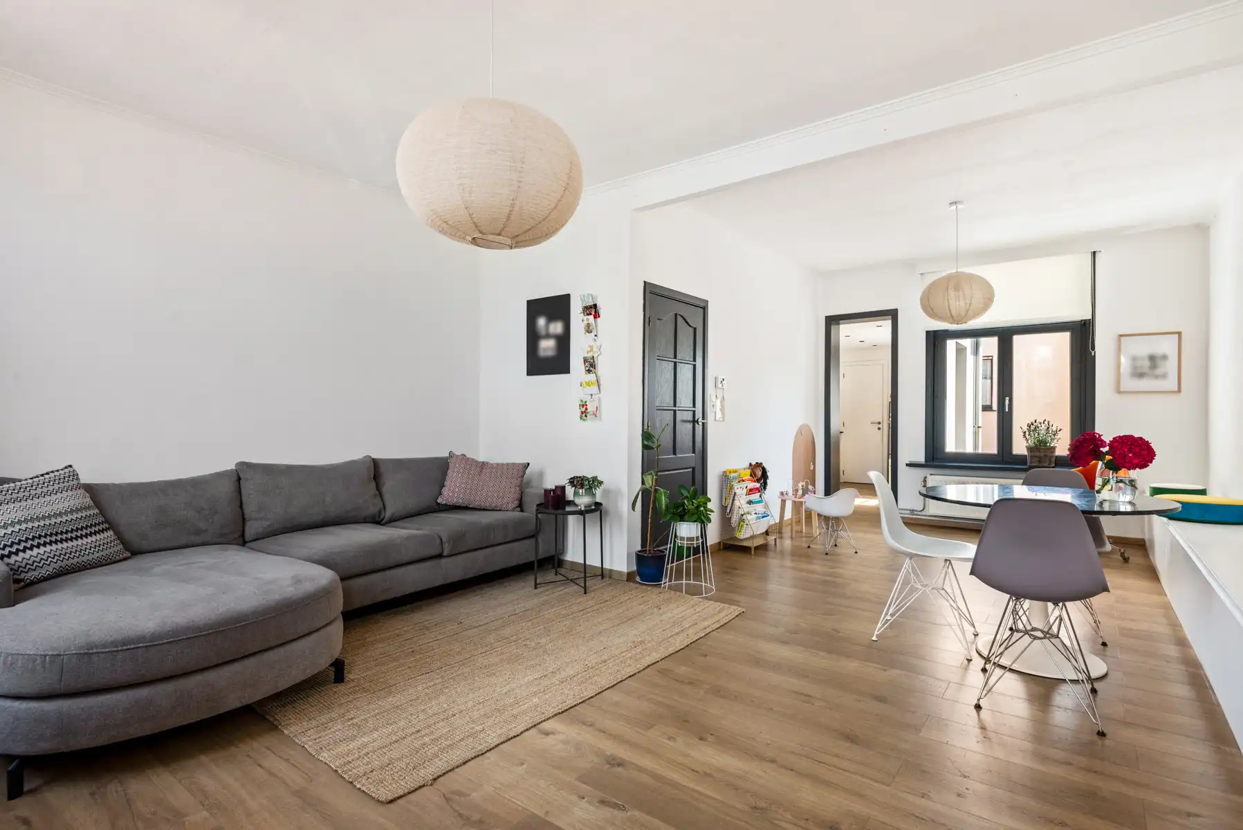 Een verrassend ruime woning met garage en zonnige koer foto 3