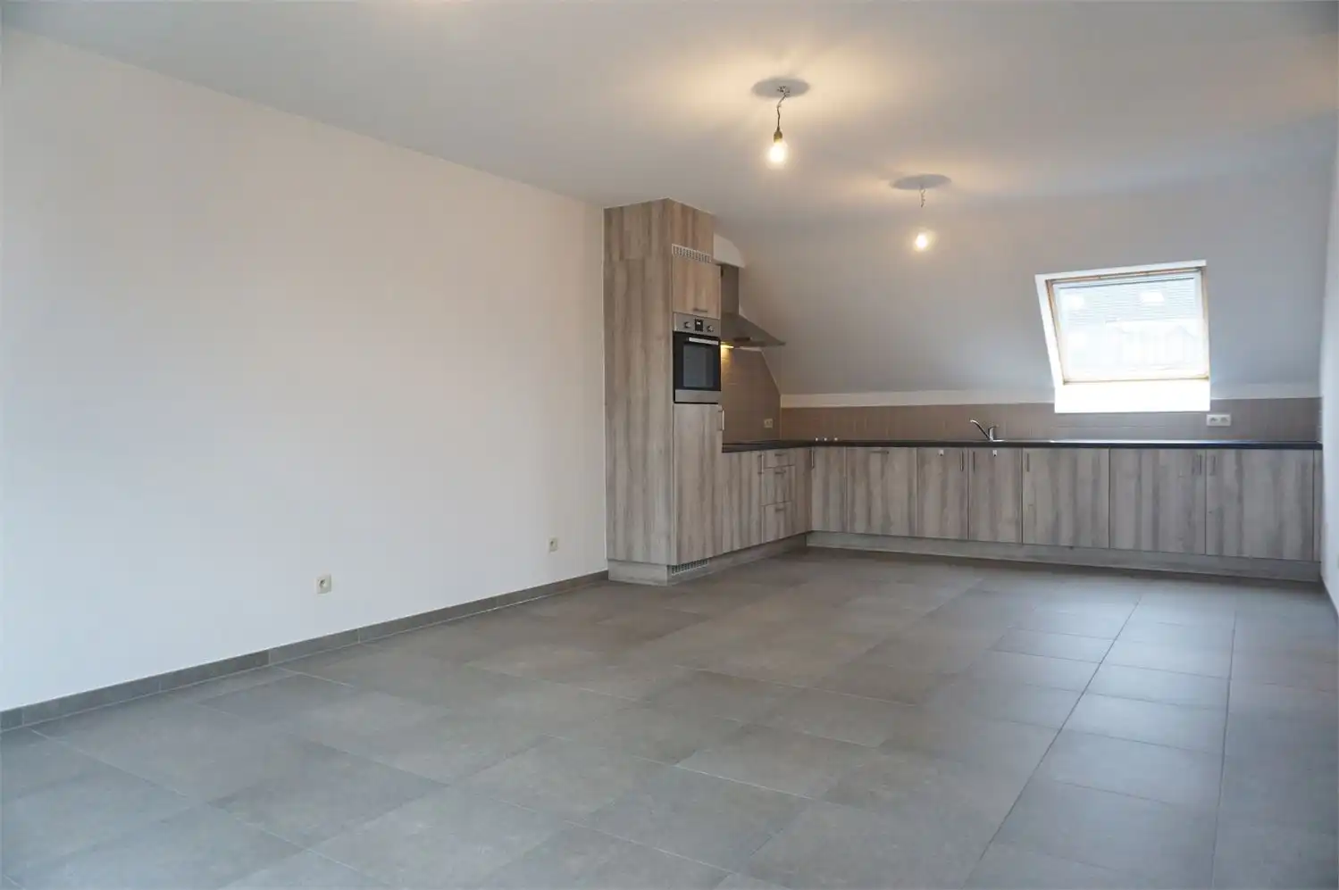 Duplex appartement met terras, 2 slaapkamers en dubbele autostaanplaats in centrum Paal foto 4