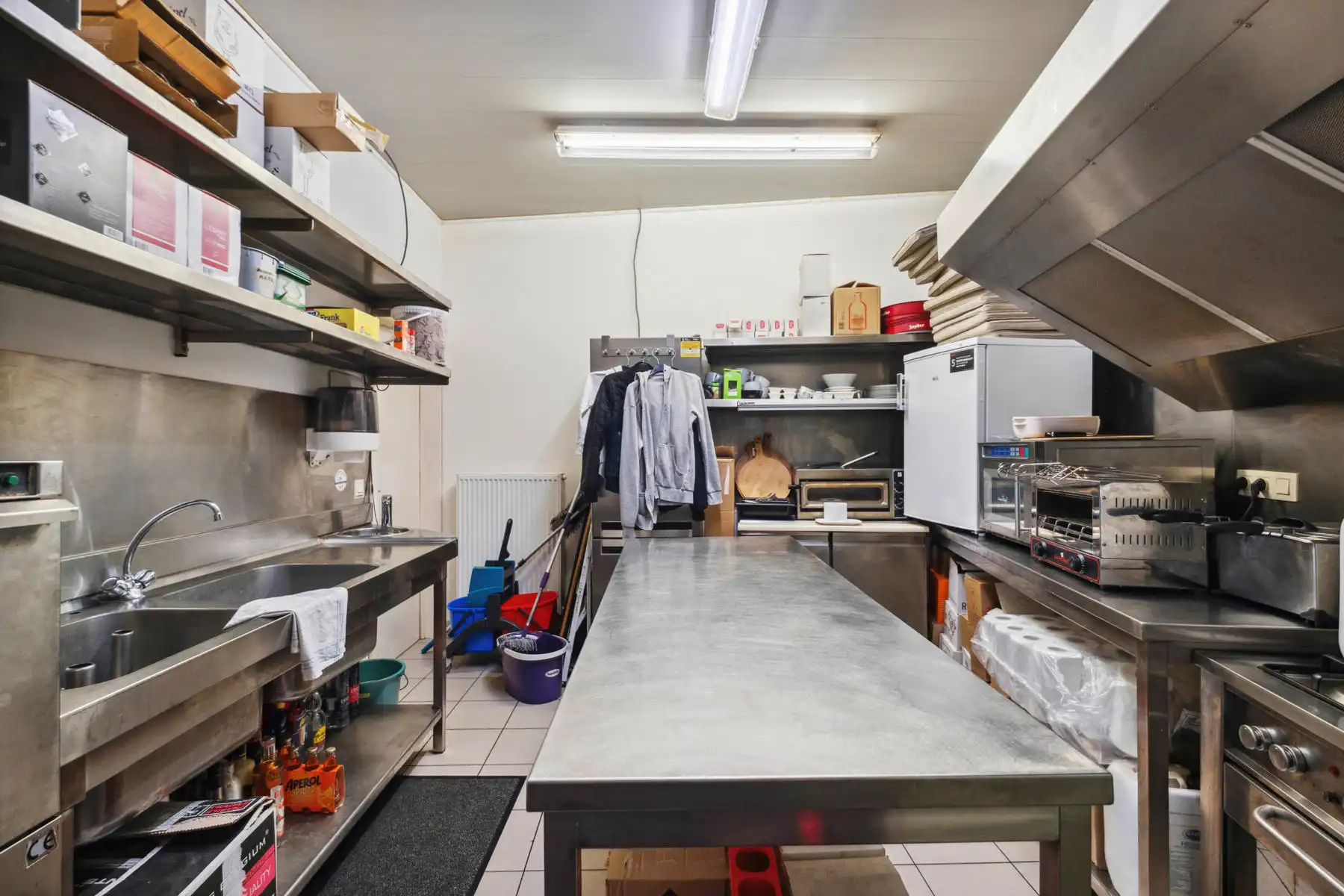 Ruime handelszaak op de Markt in Gistel. foto 7