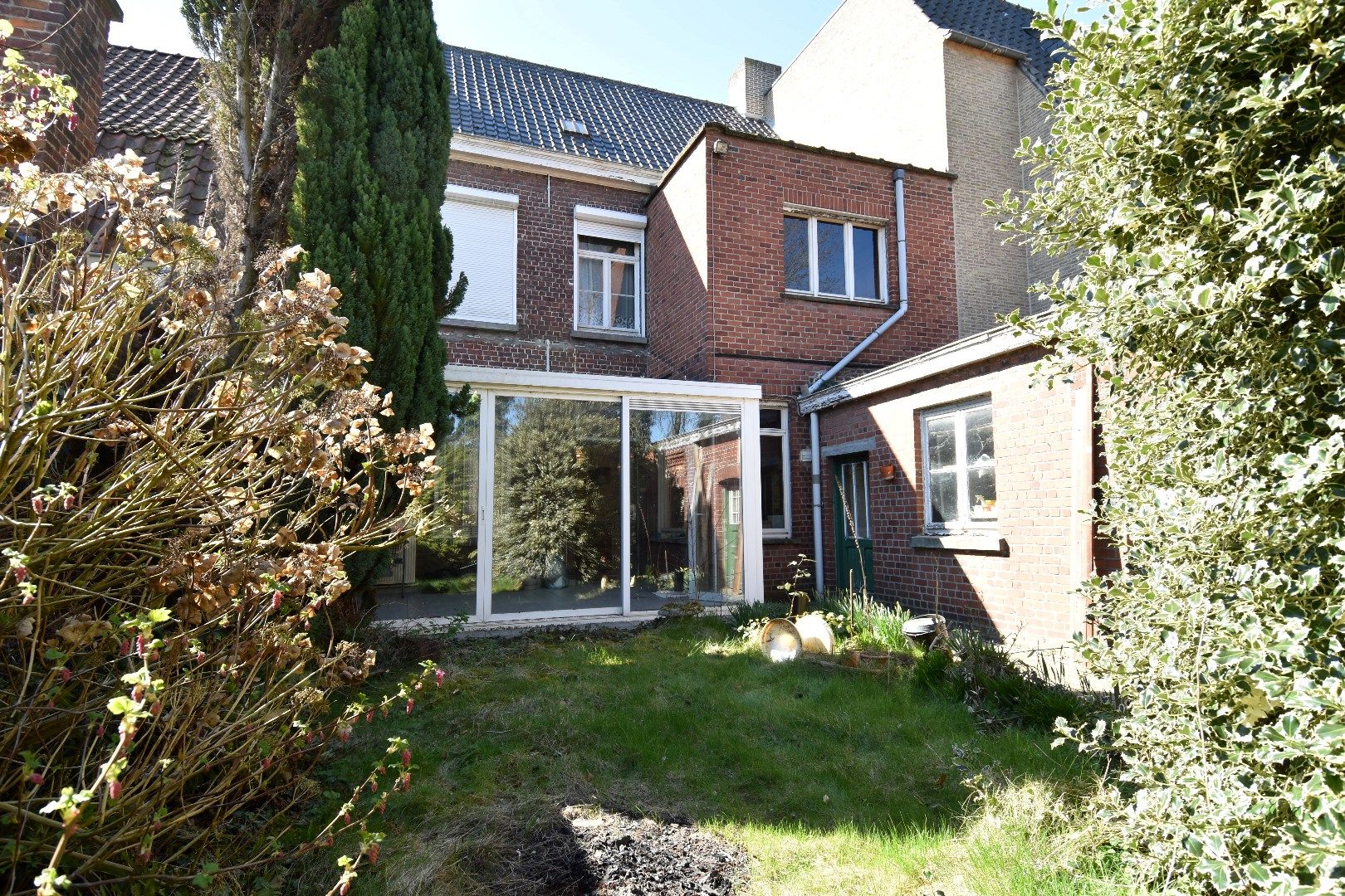 Karaktervolle burgerwoning met 3 slaapkamers, 2 garages en een mooi stukje tuin te koop in Rollegem foto 21
