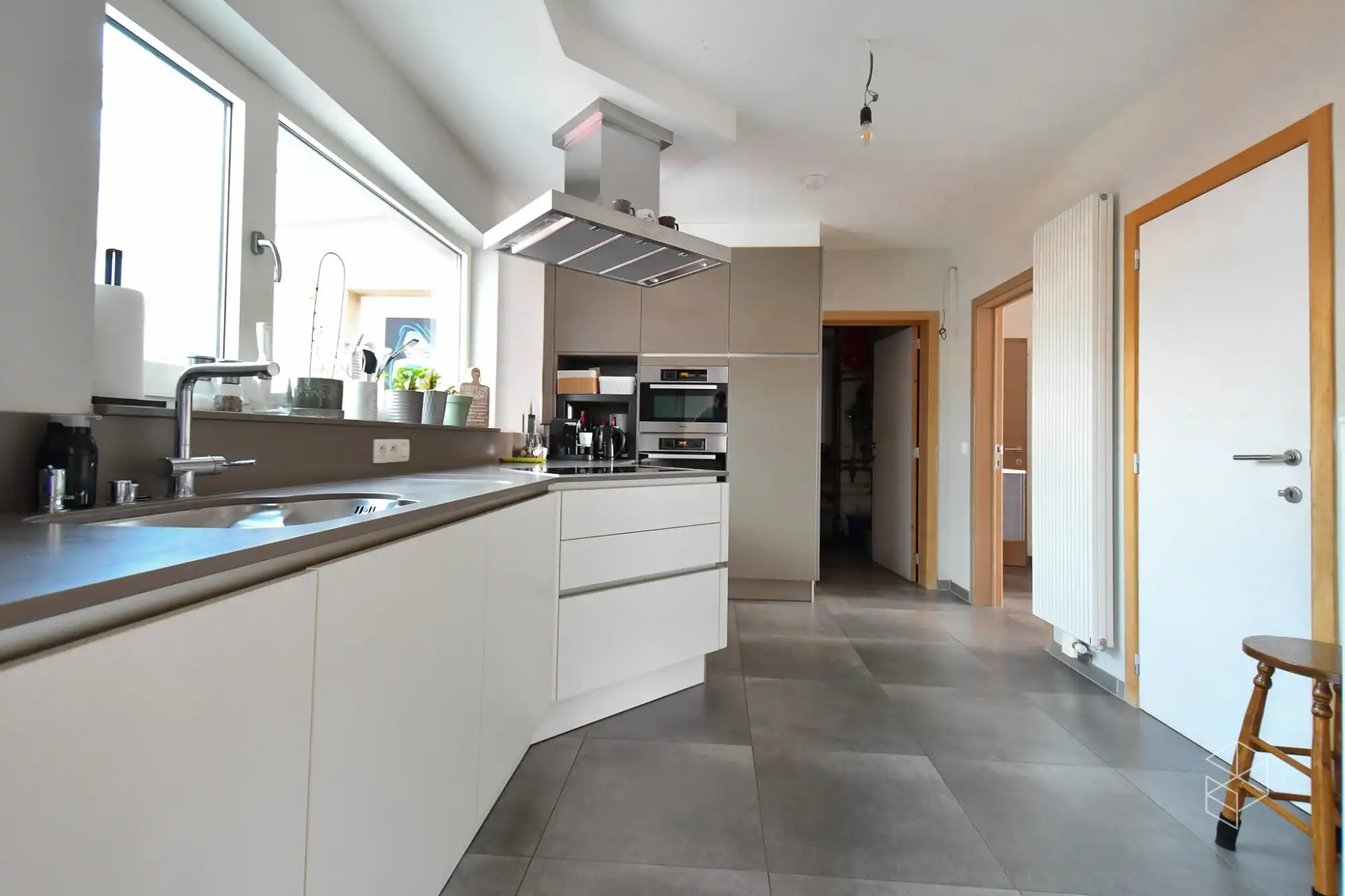 Grote woning met 4 slpk en grote tuin foto 8