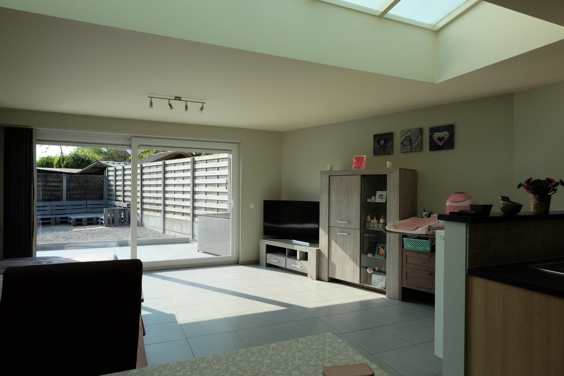 Recente rijwoning met garage foto 3