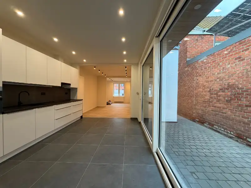 Gerenoveerde halfopen woning te huur in Doornzele foto 2