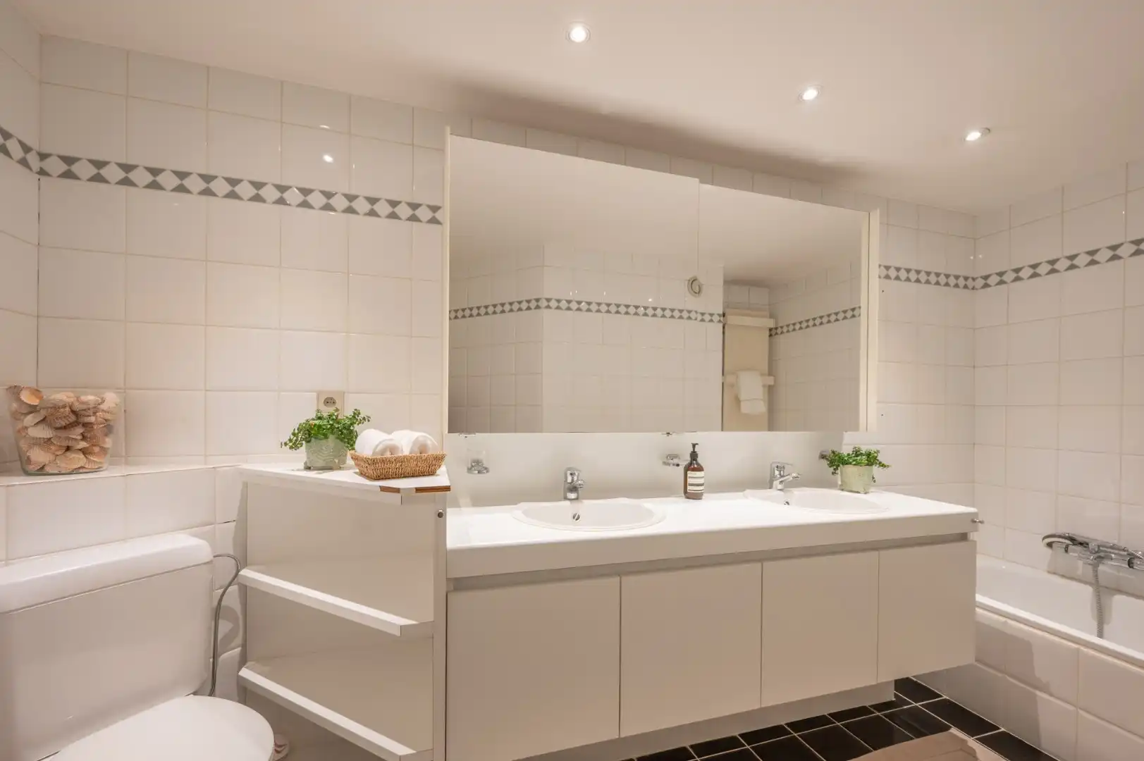 Ruim en breed appartement met goed zijdelings zeezicht foto 13