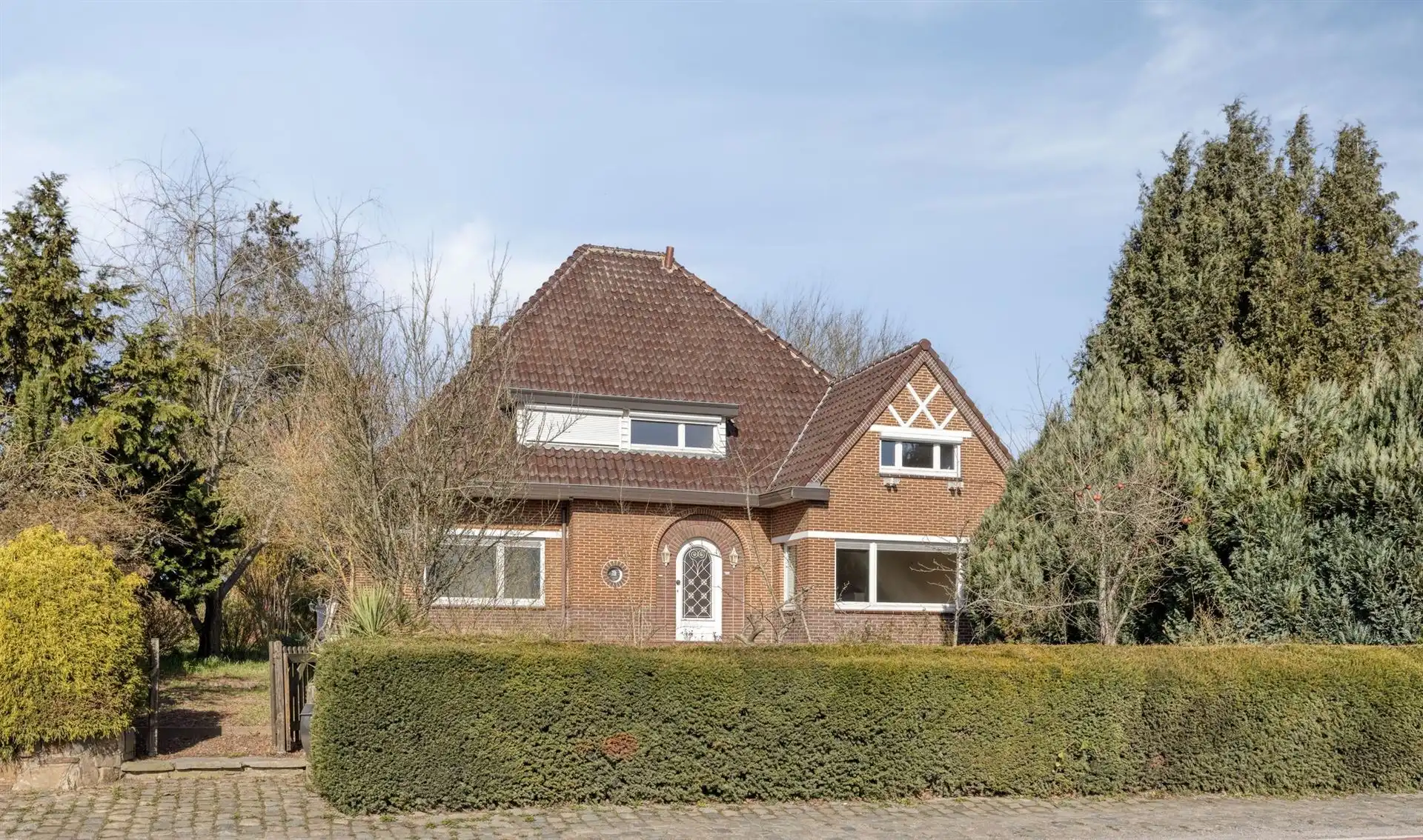 Hoofdfoto van de publicatie: Te renoveren charmante woning op prachtig perceel 