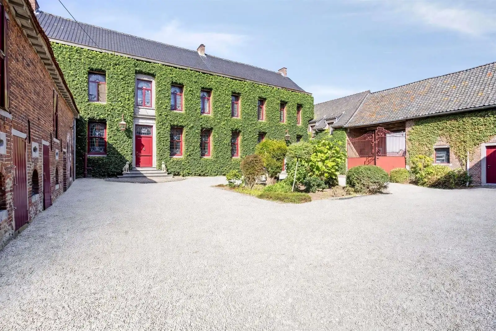 Karaktervolle hoeve met 11 slaapkamers en prachtige binnenkoer foto 2